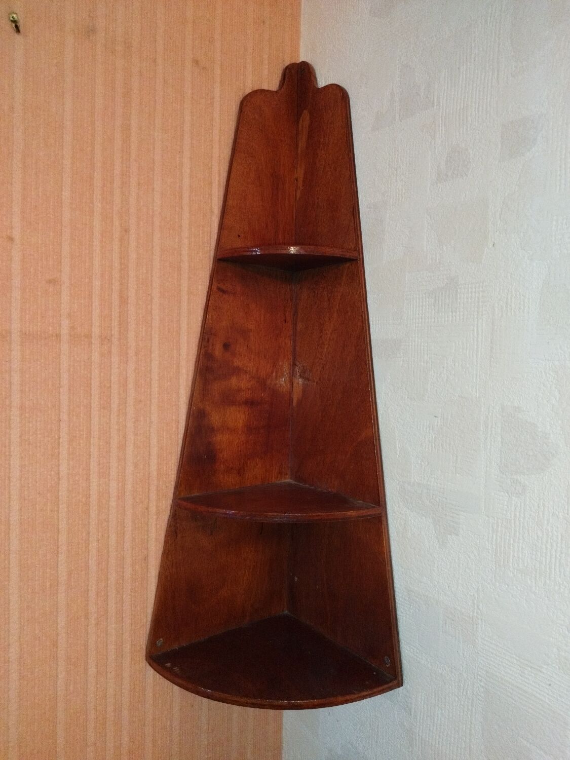 Corner shelf to hang wall