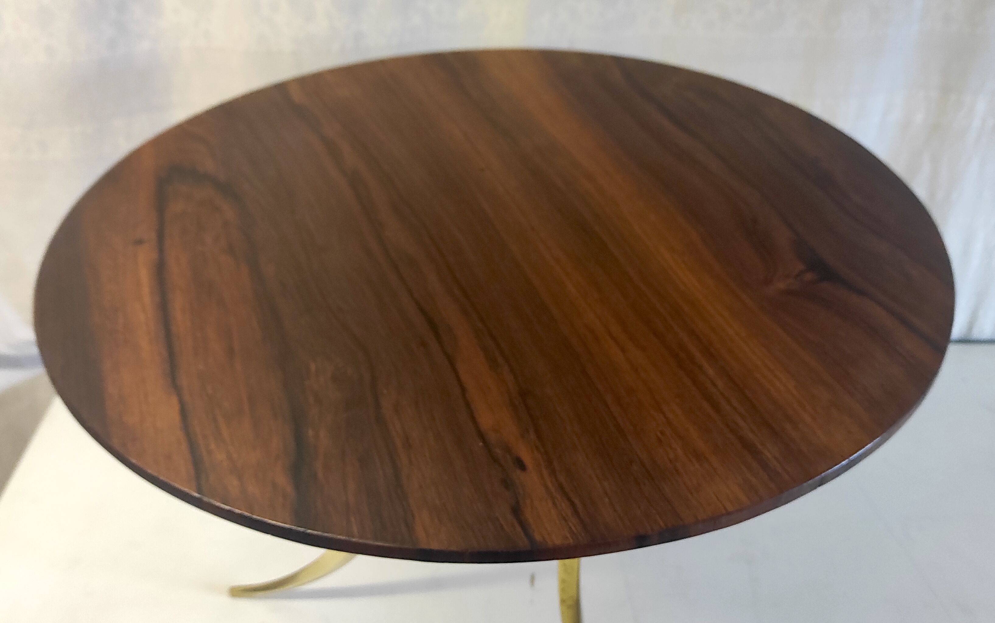 Tripod round coffee table in gilded brass and rosewood – 60s/70s