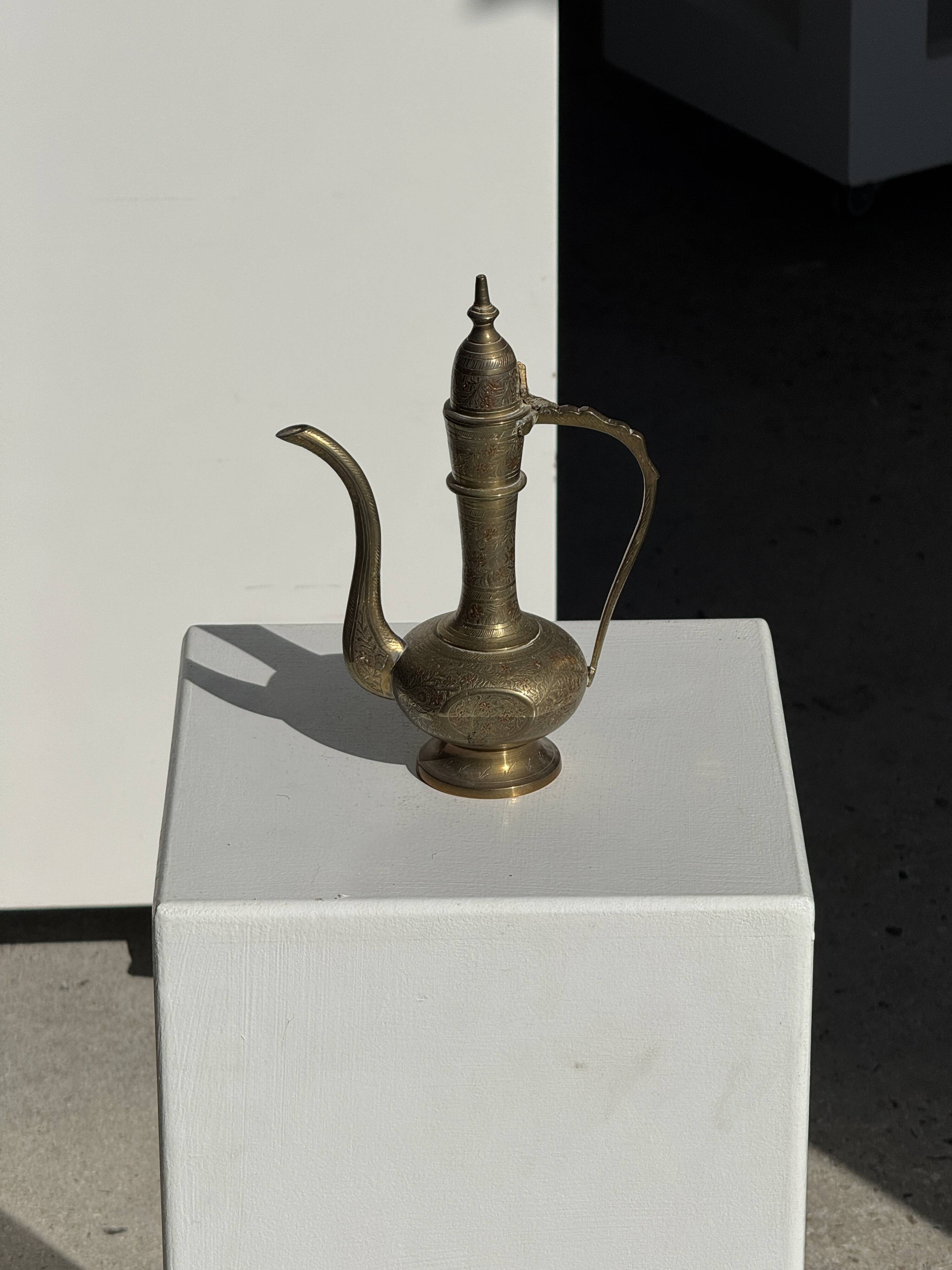 Verseuse gravée orientale en laiton doré H22