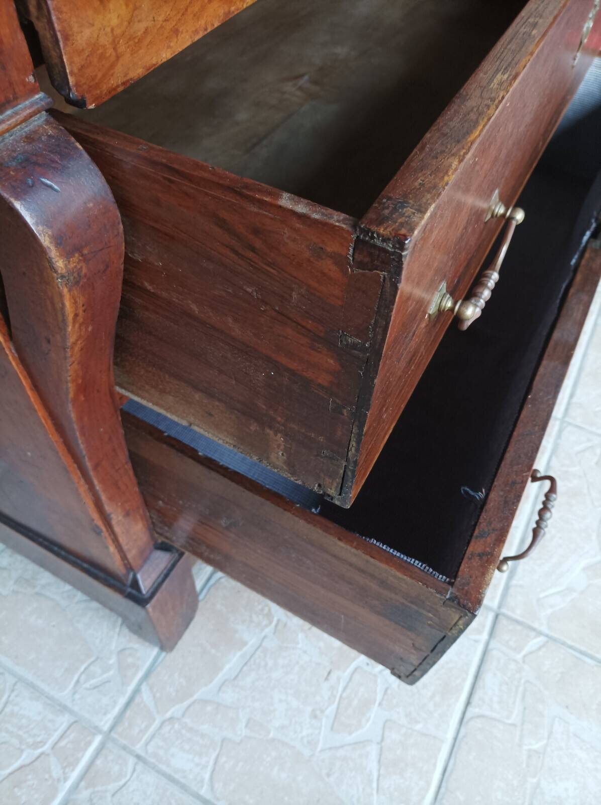 Secretary commode with a cross design from the Restoration period in walnut.