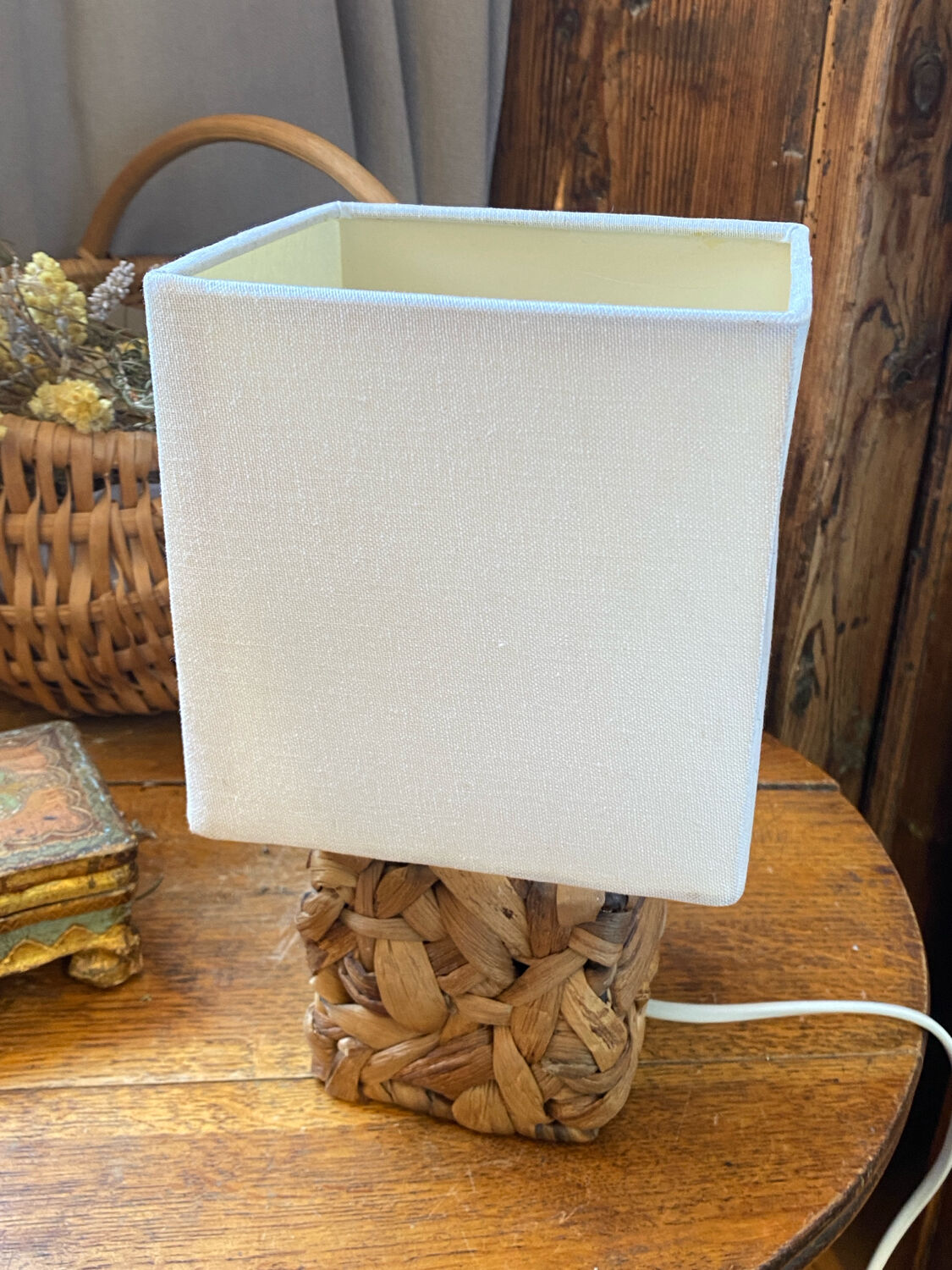 Lamp, natural weaving in water hyacinth fibre.