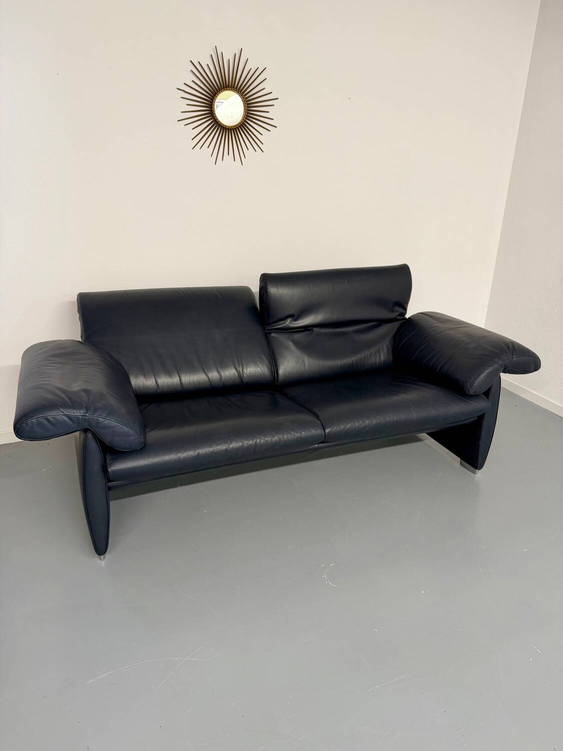 3-seater navy blue leather sofa, design by De Sede DS10, vintage 90s.