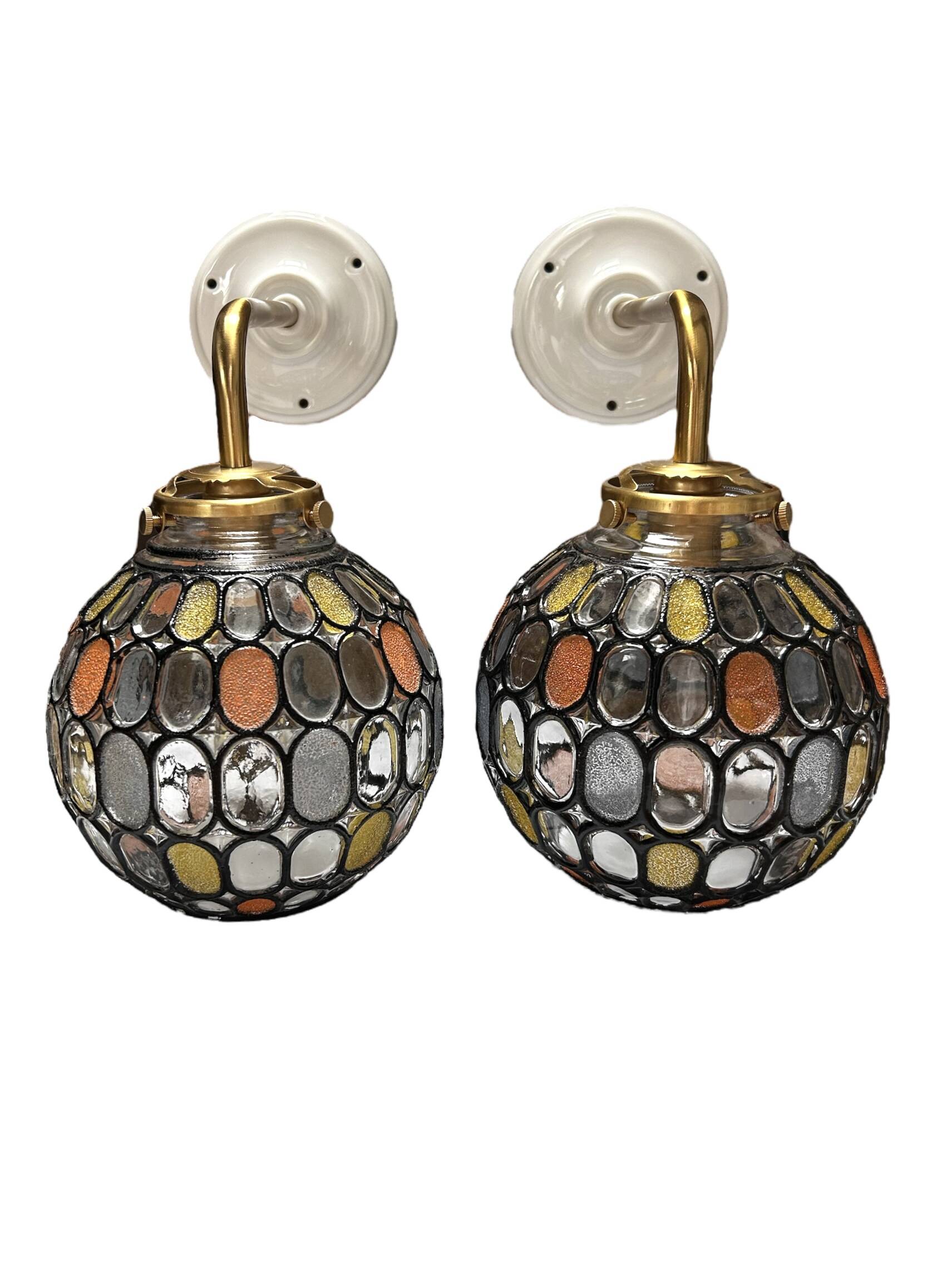 Paire d’appliques murales globes à facettes multicolores