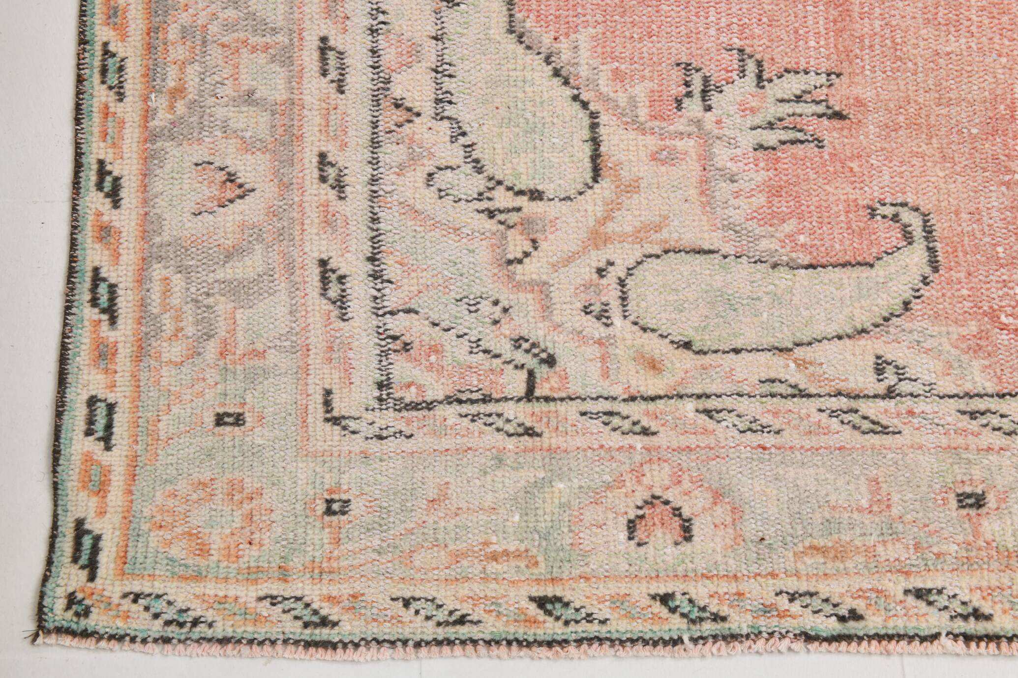 Tapis vintage oriental tons saumon et vert pastel, style faded 300x160