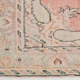 Tapis vintage oriental tons saumon et vert pastel, style faded 300x160