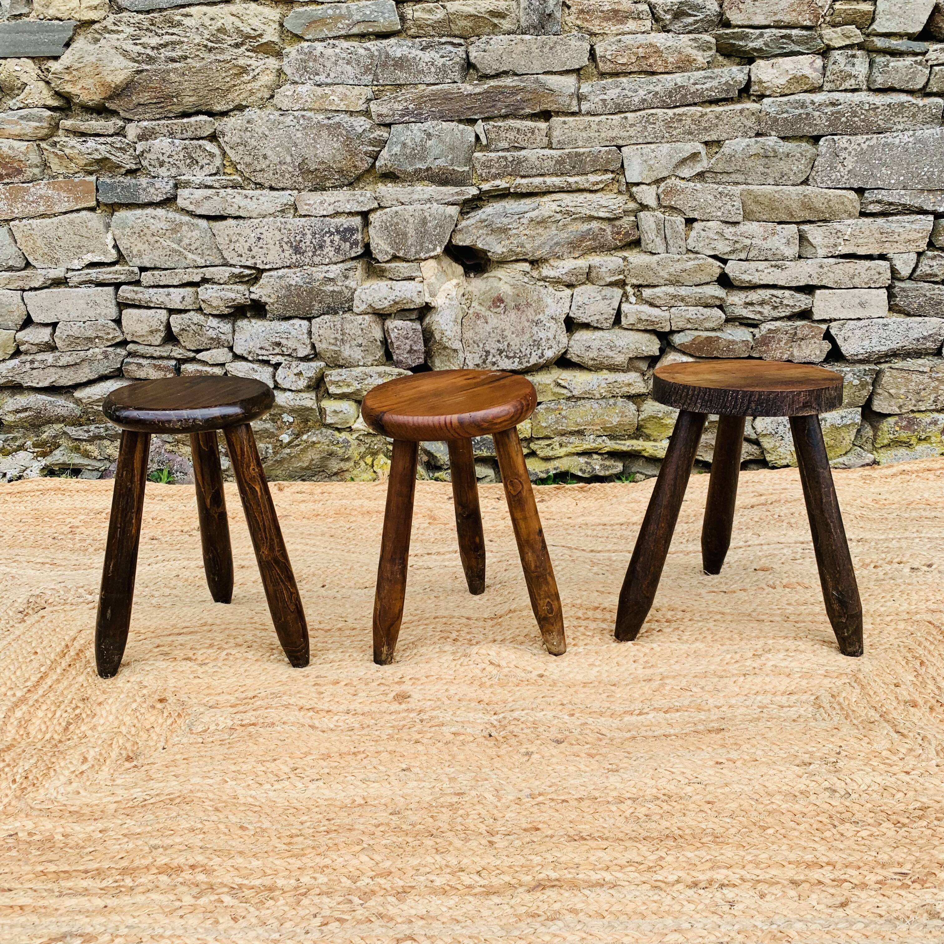 Suite de 3 tabourets tripode dépareillés