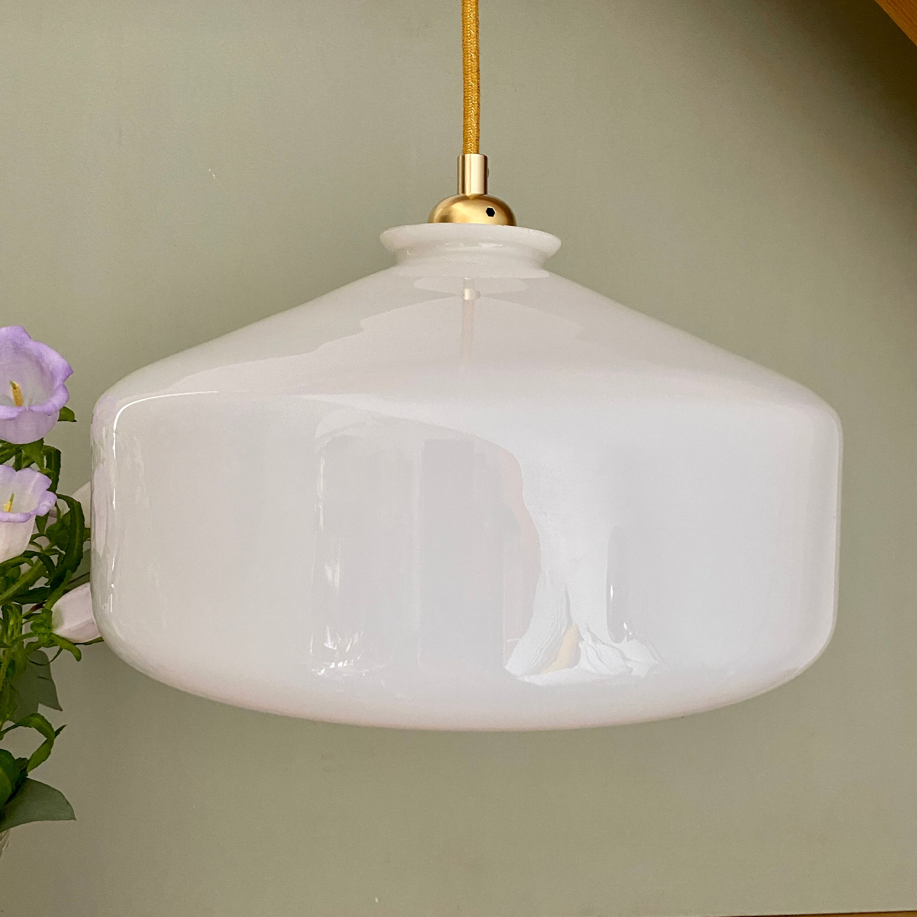 Vintage shade pendant lamp in white opaline