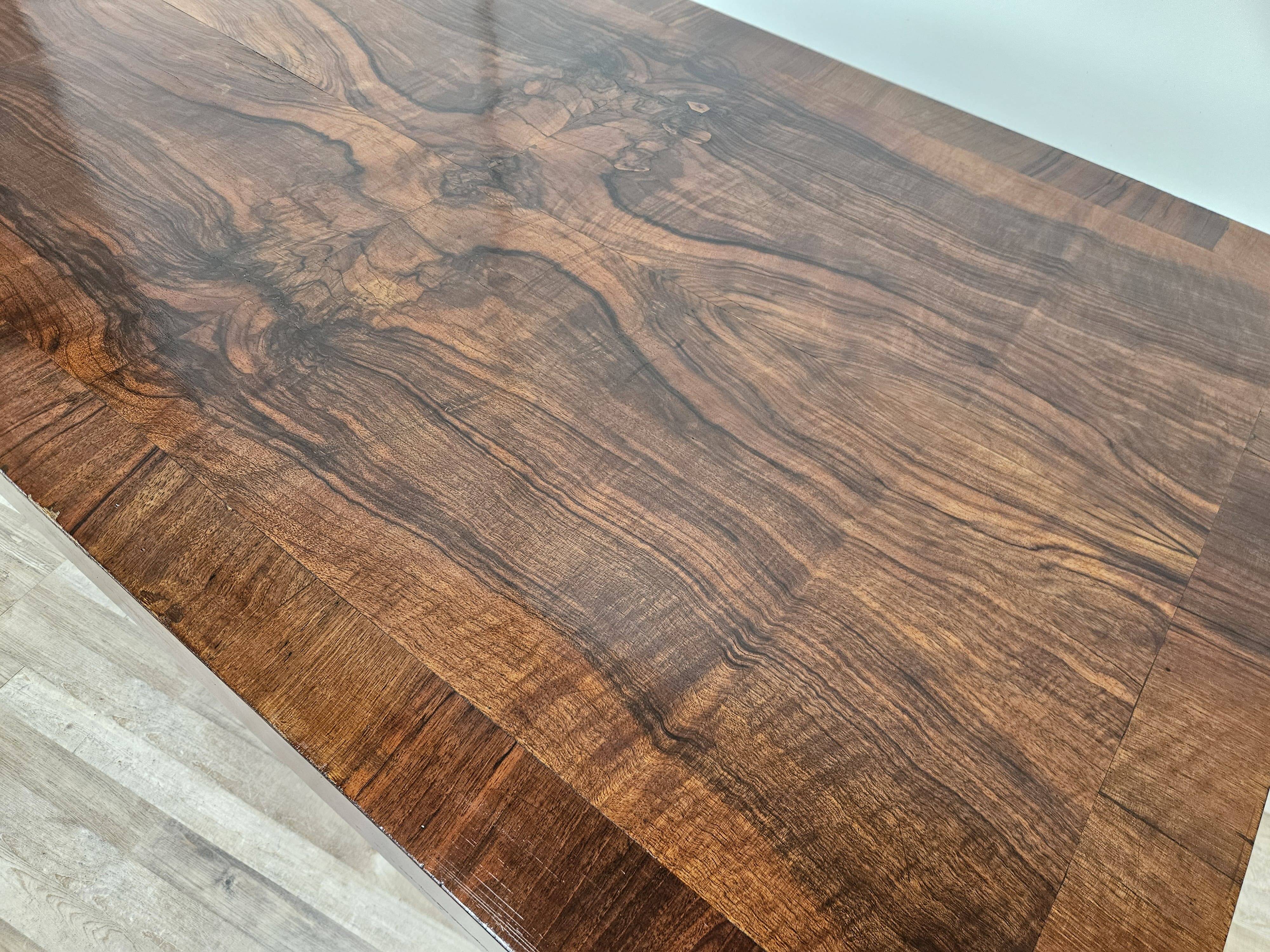 Art Decò dining table in walnut burl, 1940