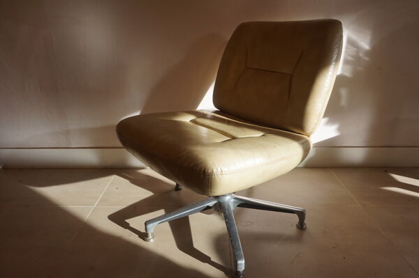 paire de fauteuils vintage en cuir crème