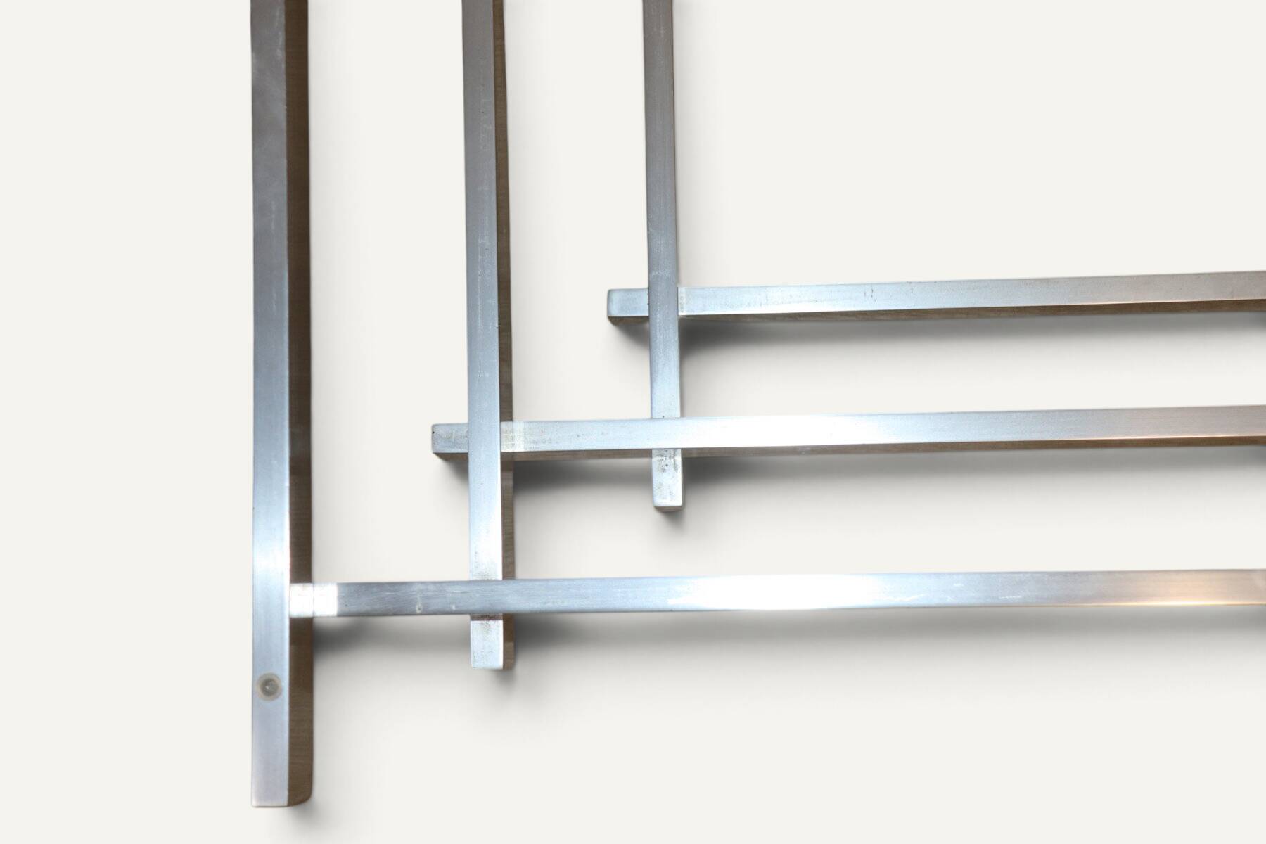 Table basse sculpturale en aluminium brossé et verre – années 1970