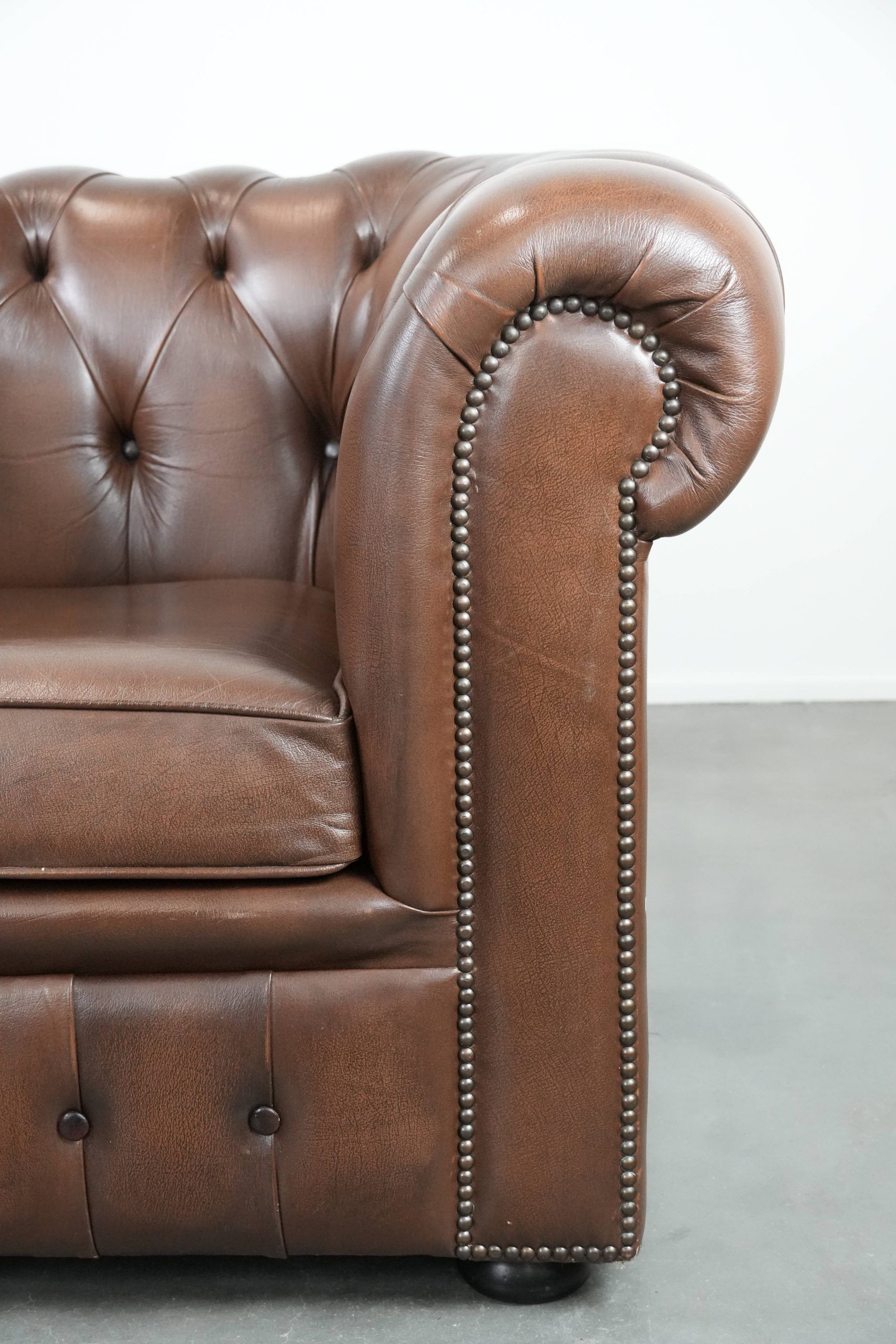Fauteuil club Chesterfield en cuir de vachette marron de style anglais