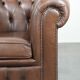 Fauteuil club Chesterfield en cuir de vachette marron de style anglais