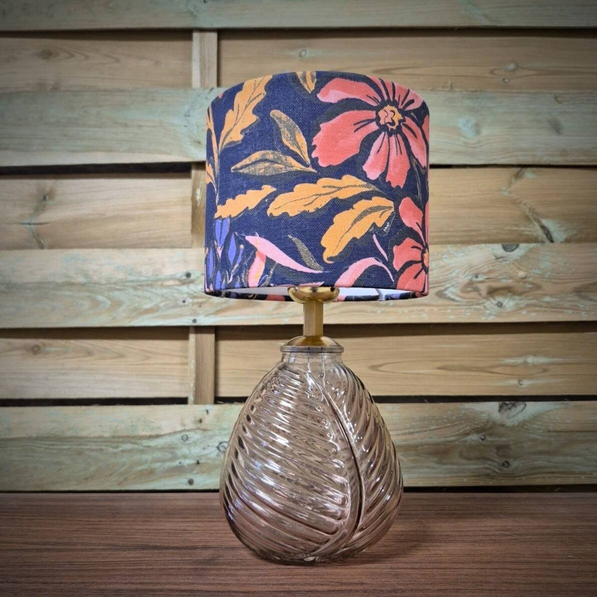 Lampe à poser, pied rosé et abat-jour fleuri