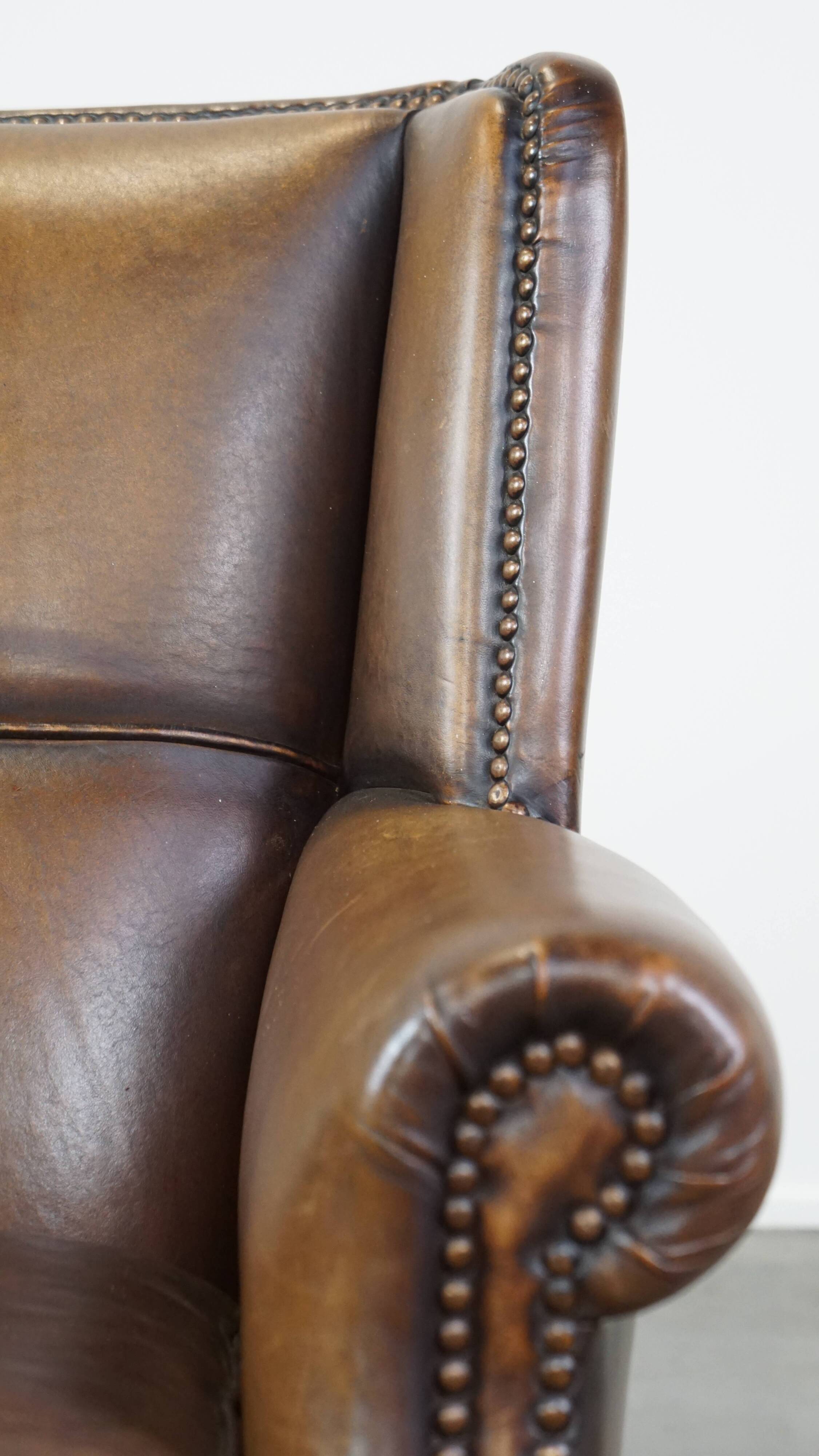 Fauteuil en cuir de mouton avec finition clous décoratifs