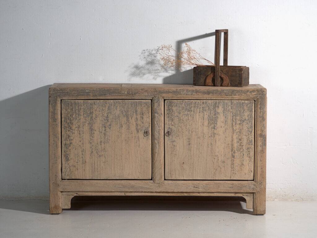 Buffet bas ancien en orme à deux portes – Chine, vers 1950
