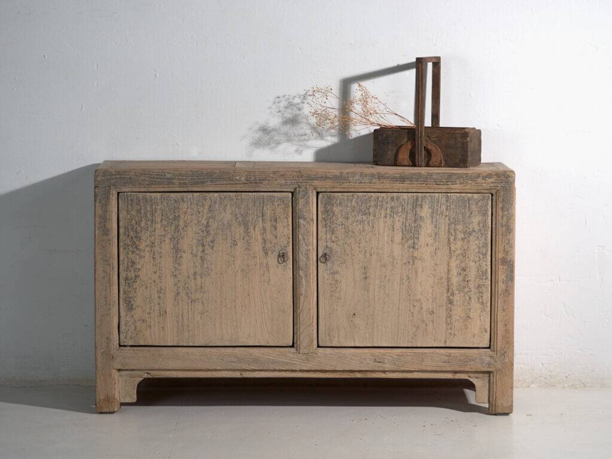 Buffet bas ancien en orme à deux portes – Chine, vers 1950