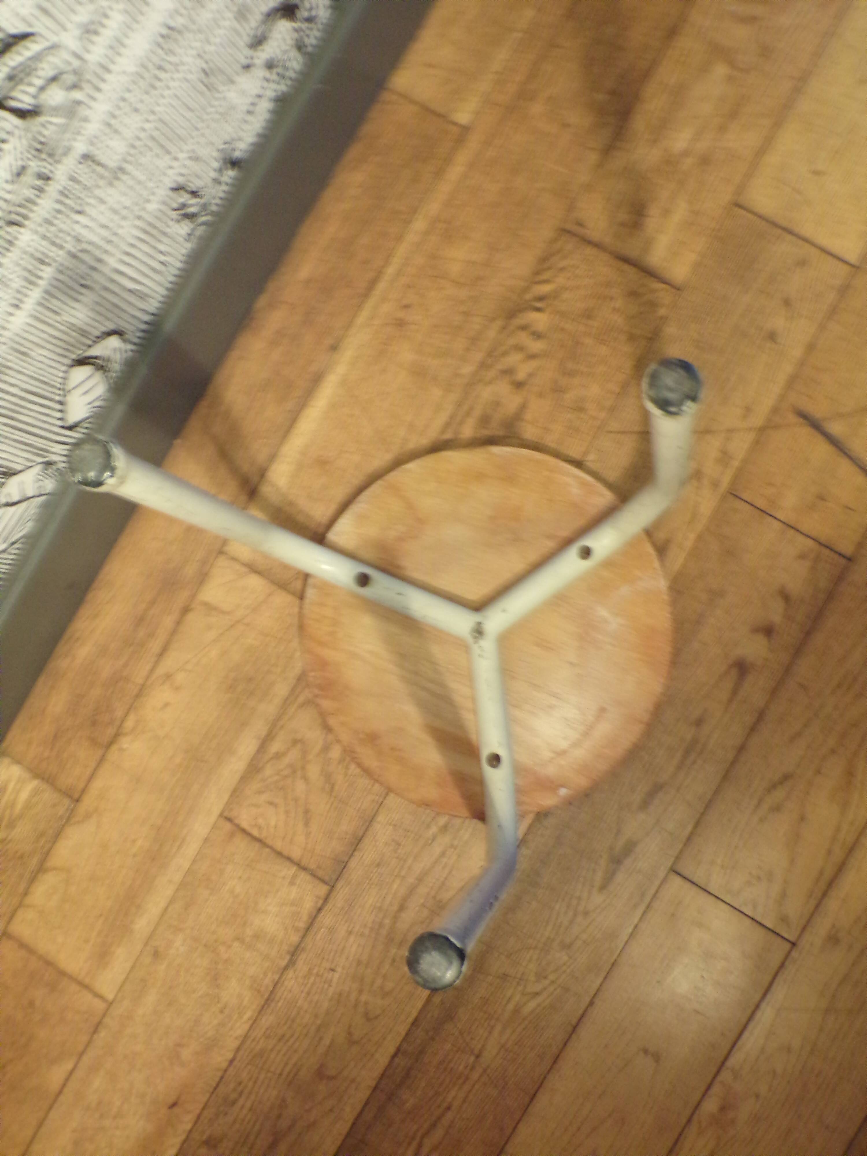 Tabouret tripode