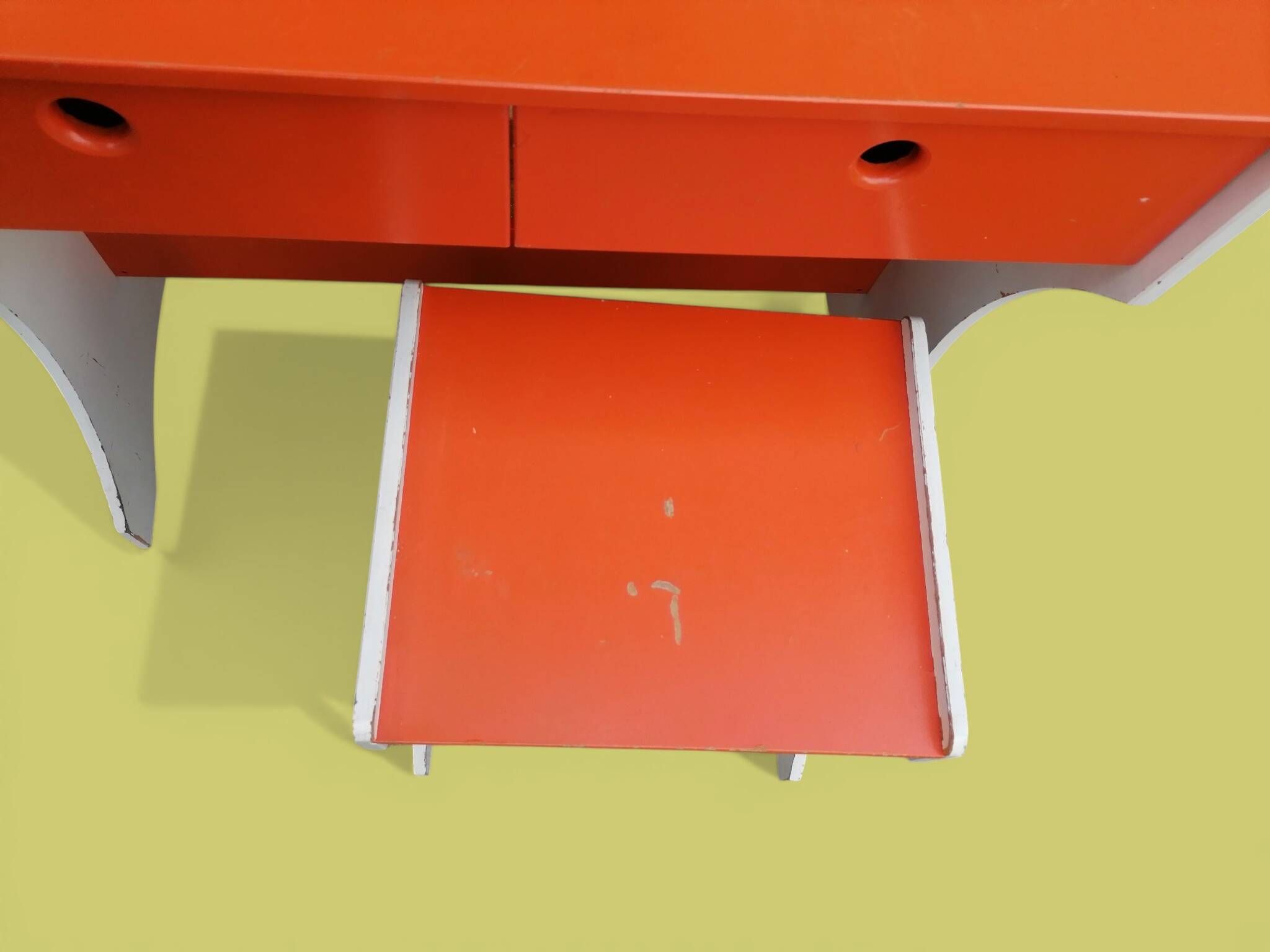 Bureau et tabouret d'écolier en bois peint orange - Années 1950 - 1970.