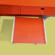 Bureau et tabouret d'écolier en bois peint orange - Années 1950 - 1970.