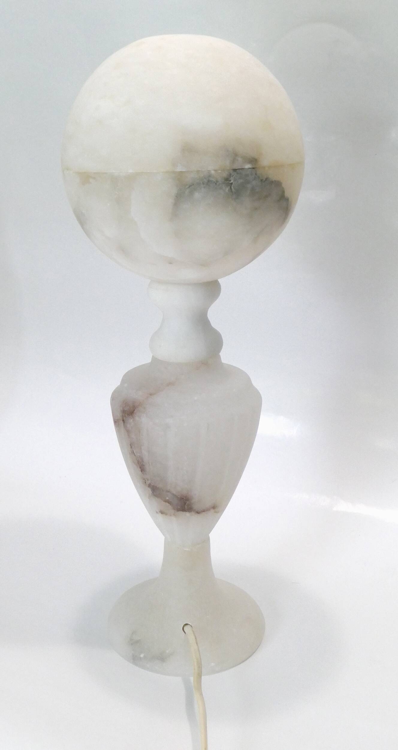 lampe à poser en albatre avec globe en albatre Italie 1950-60