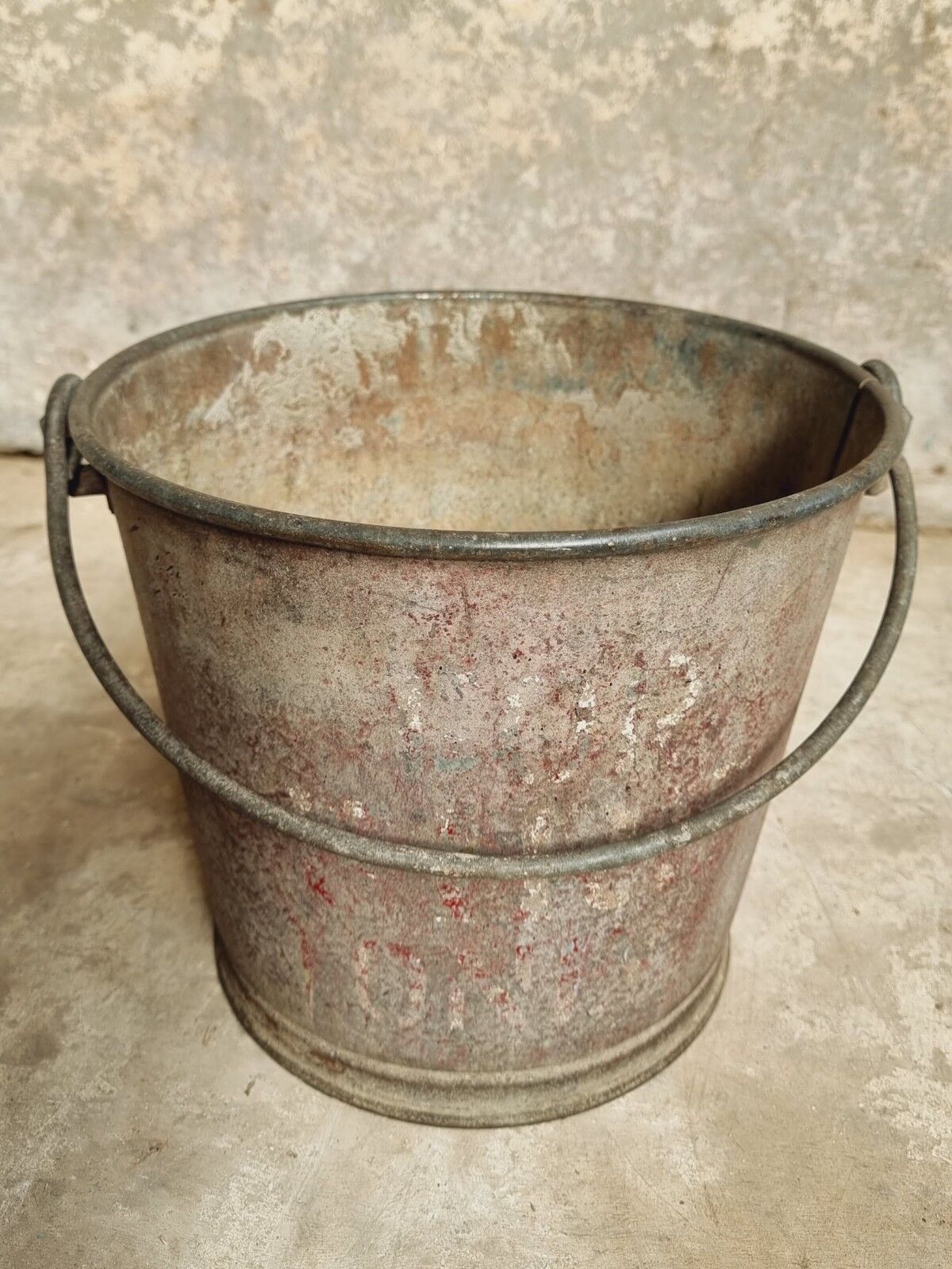 Old bucket fire bucket waste bucket