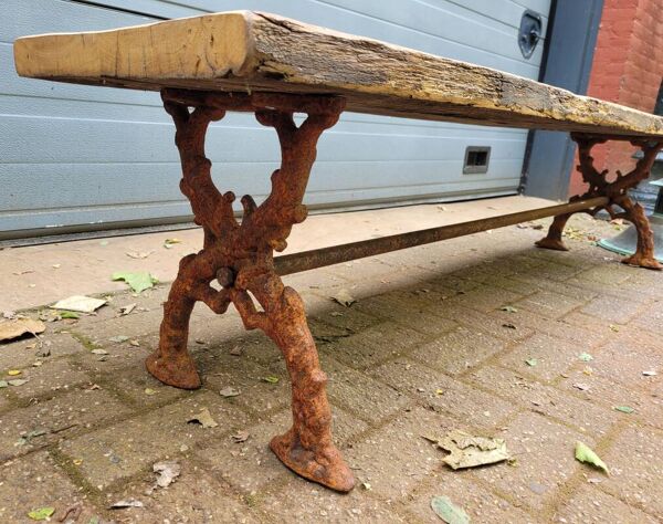 Banc de jardin en fonte de style campagnard français avec vieille planche de bois de grange