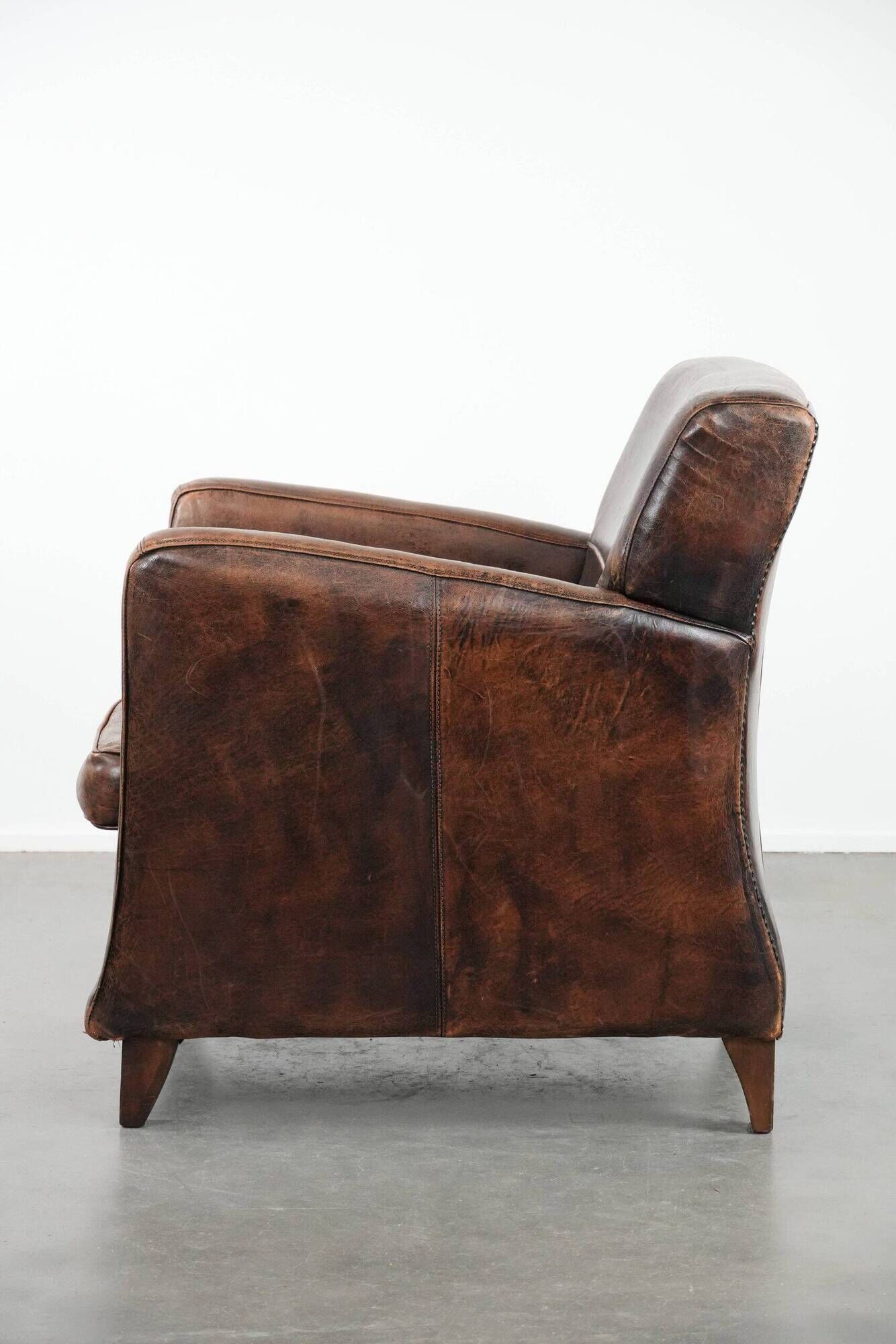 Sleekly shaped timeless design armchair made of sheepskin leather