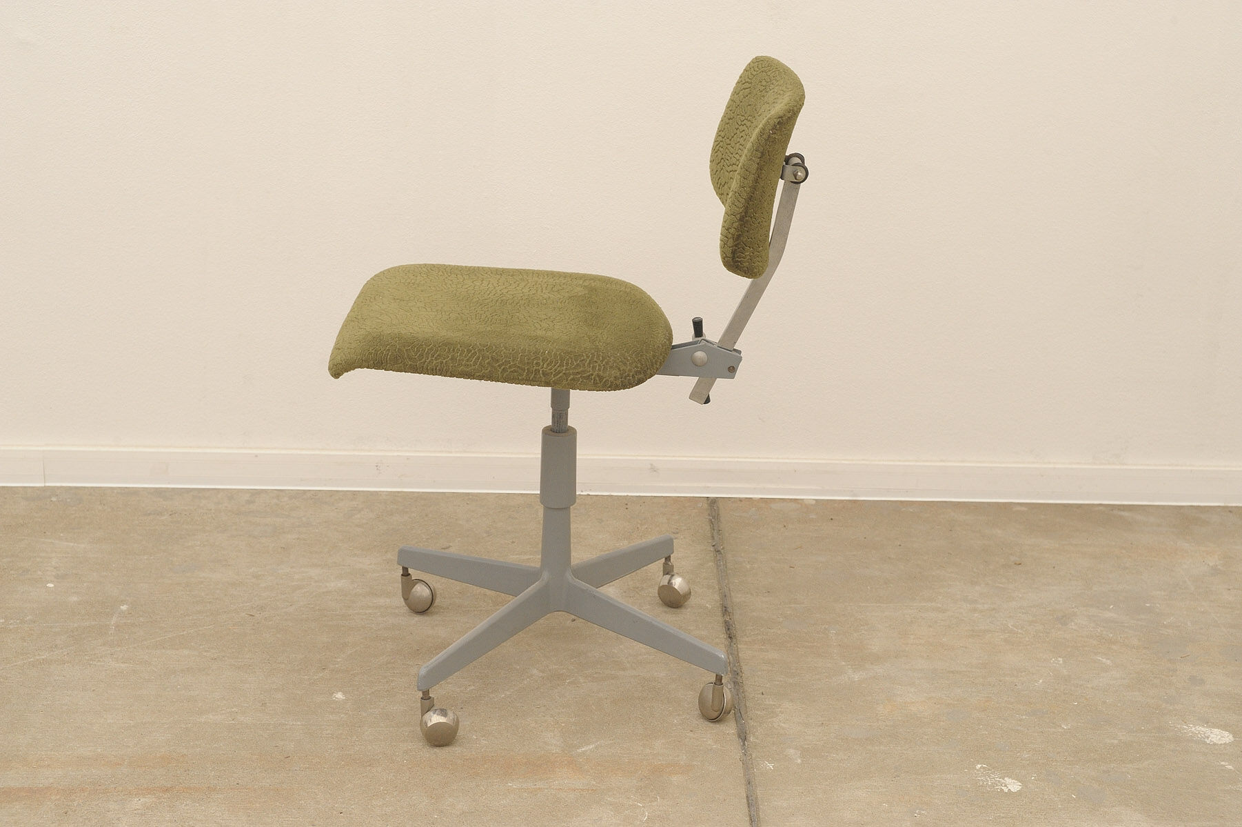 Midcentury swivel desk chair by Kovona 1950s