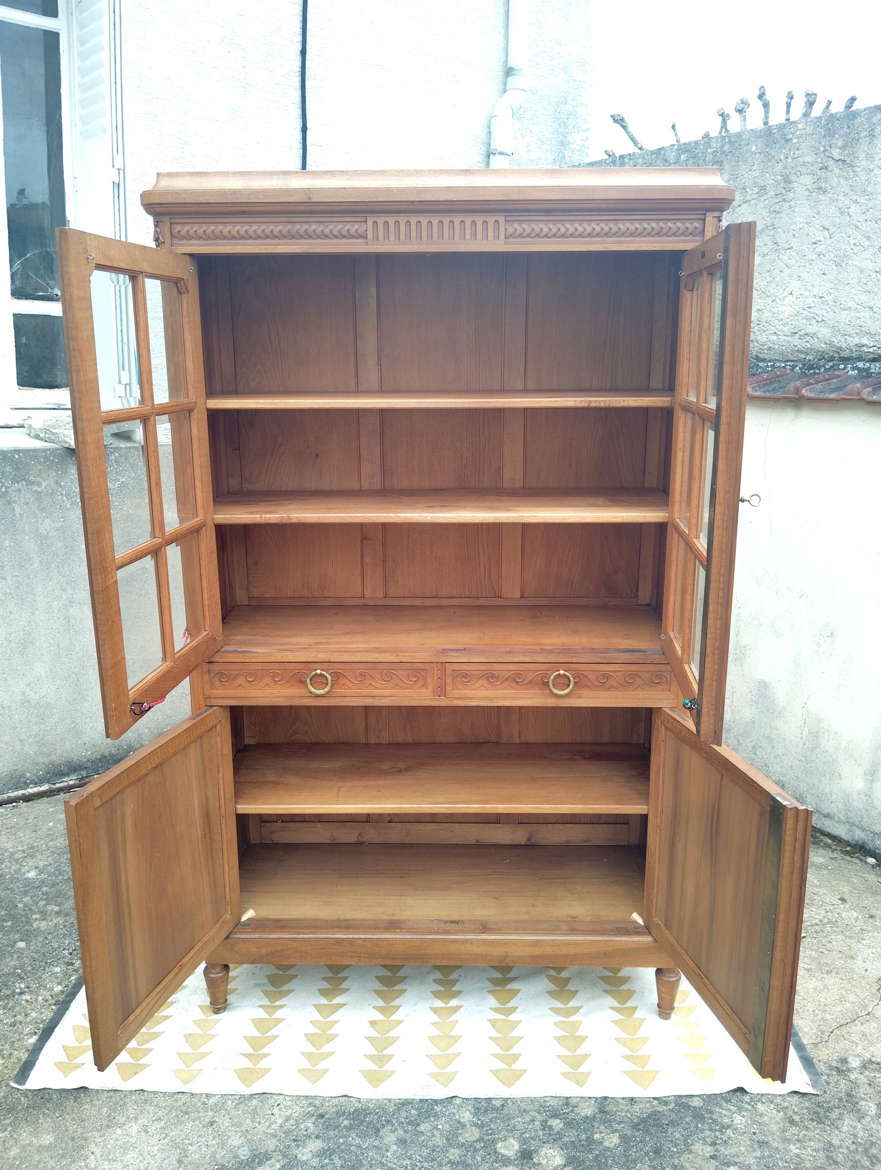Buffet vaisselier en noyer