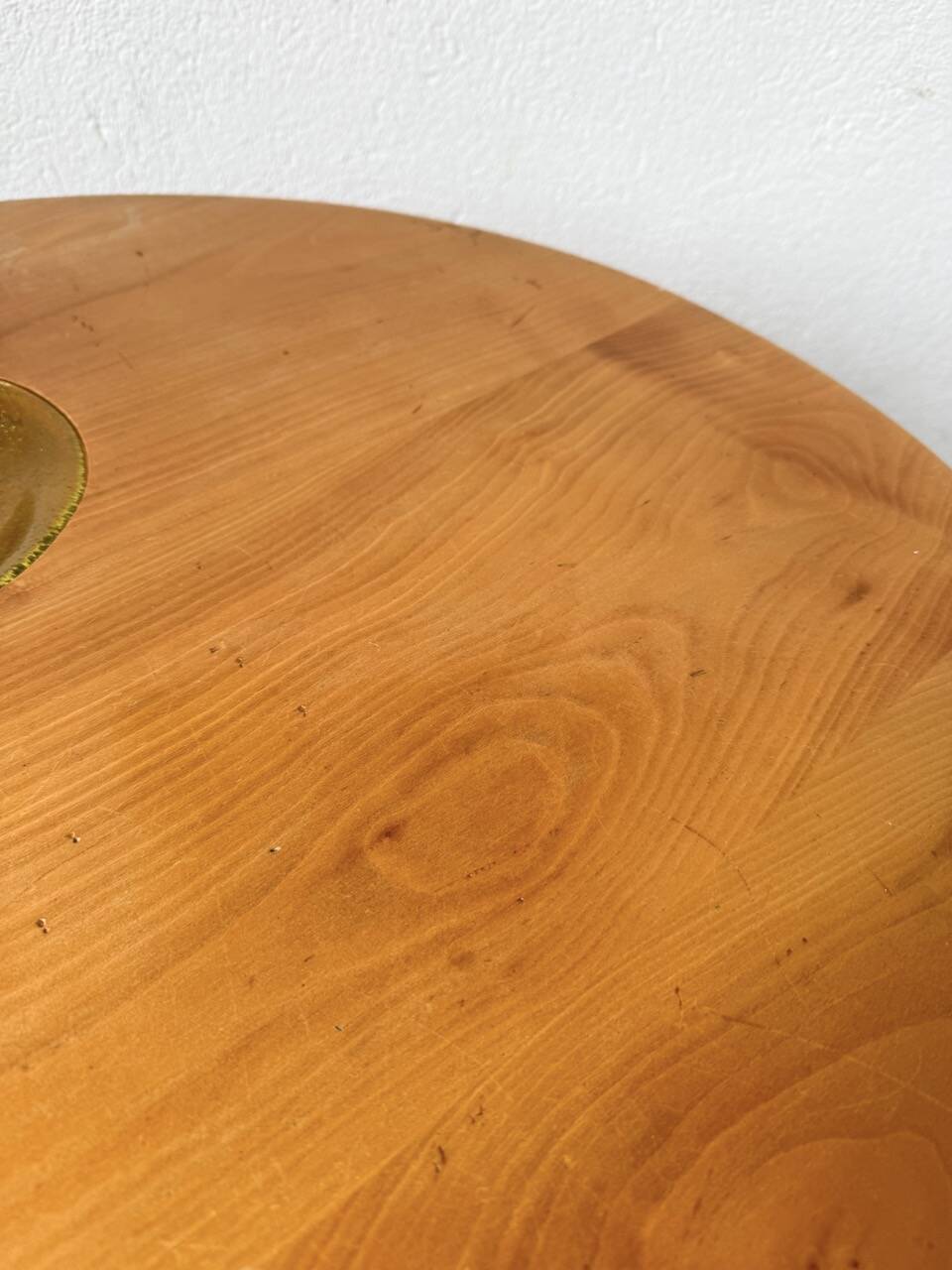 Tables basses en orme formant une goutte