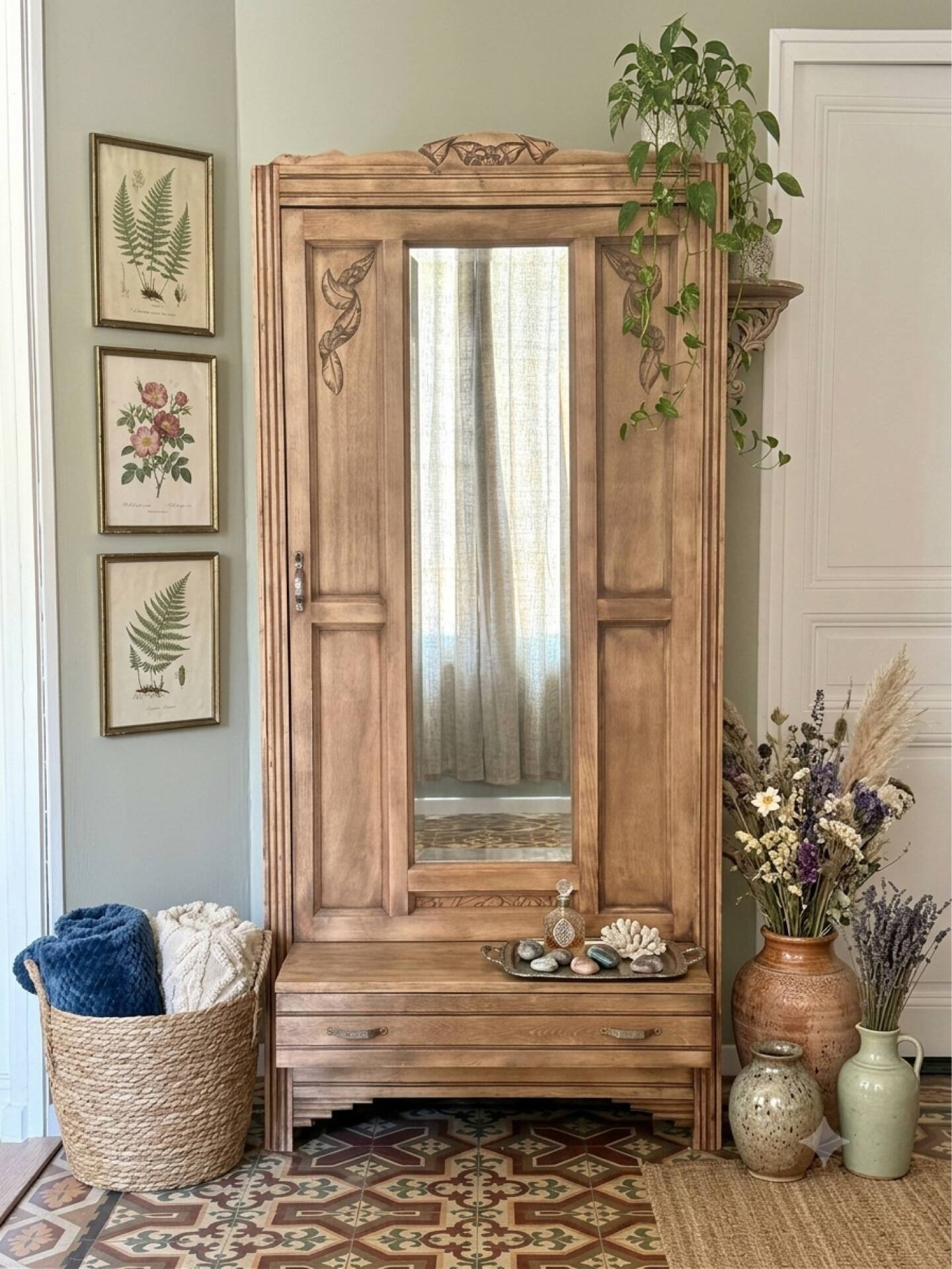 Parisian wardrobe bonnetière