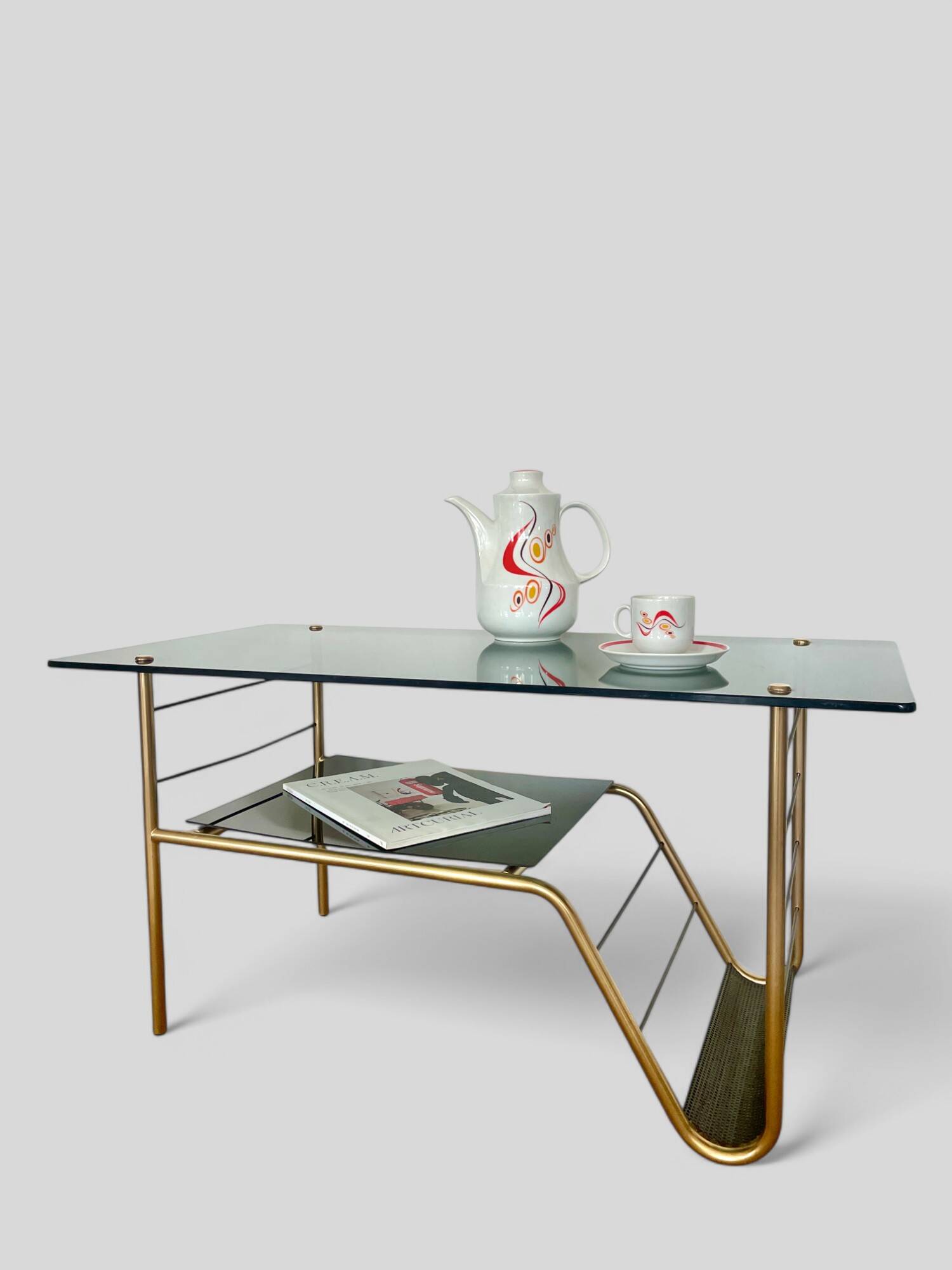 Table basse moderniste en métal et verre fumé