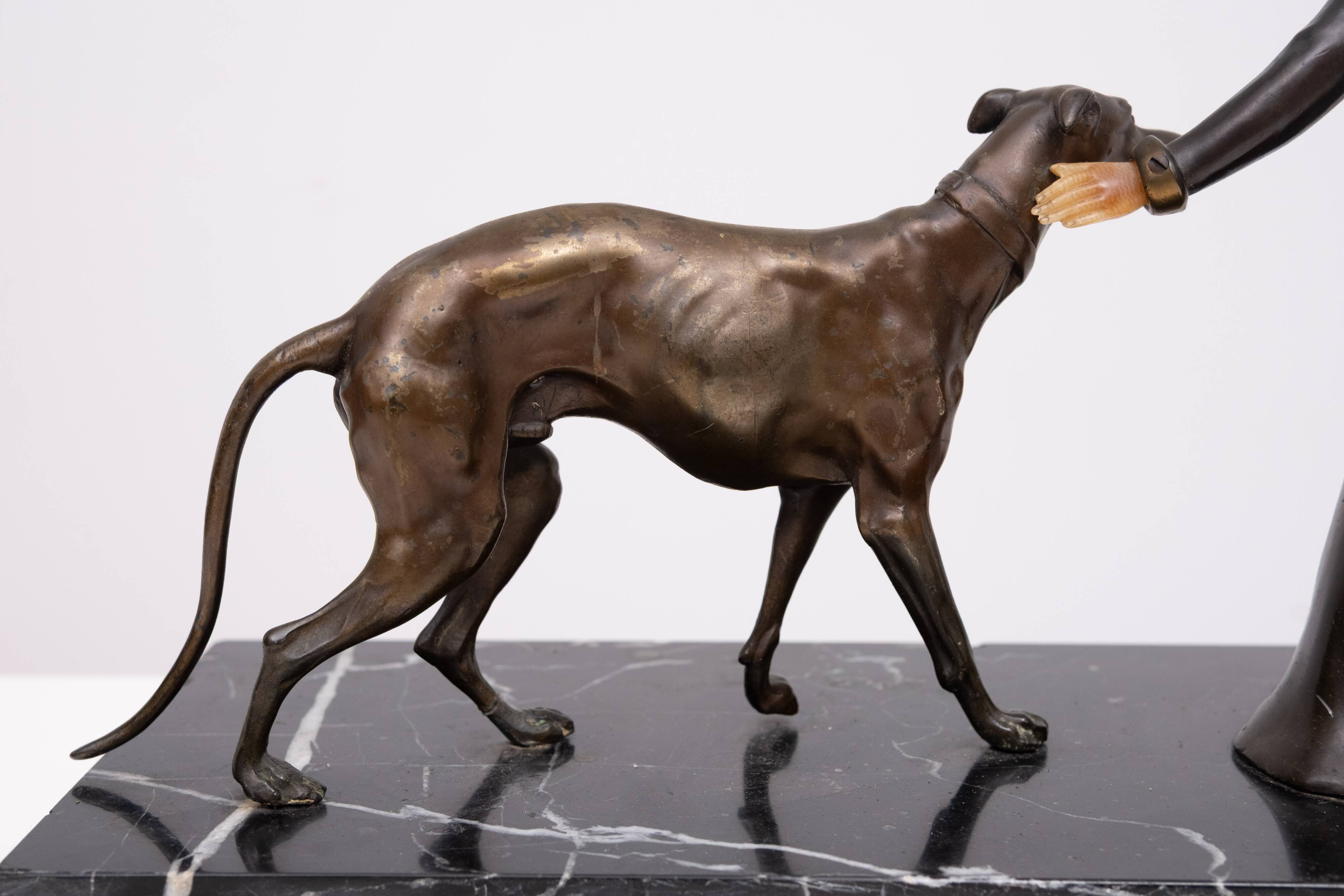 Sculpture Art Déco d'une femme avec des lévriers 1920/30 France