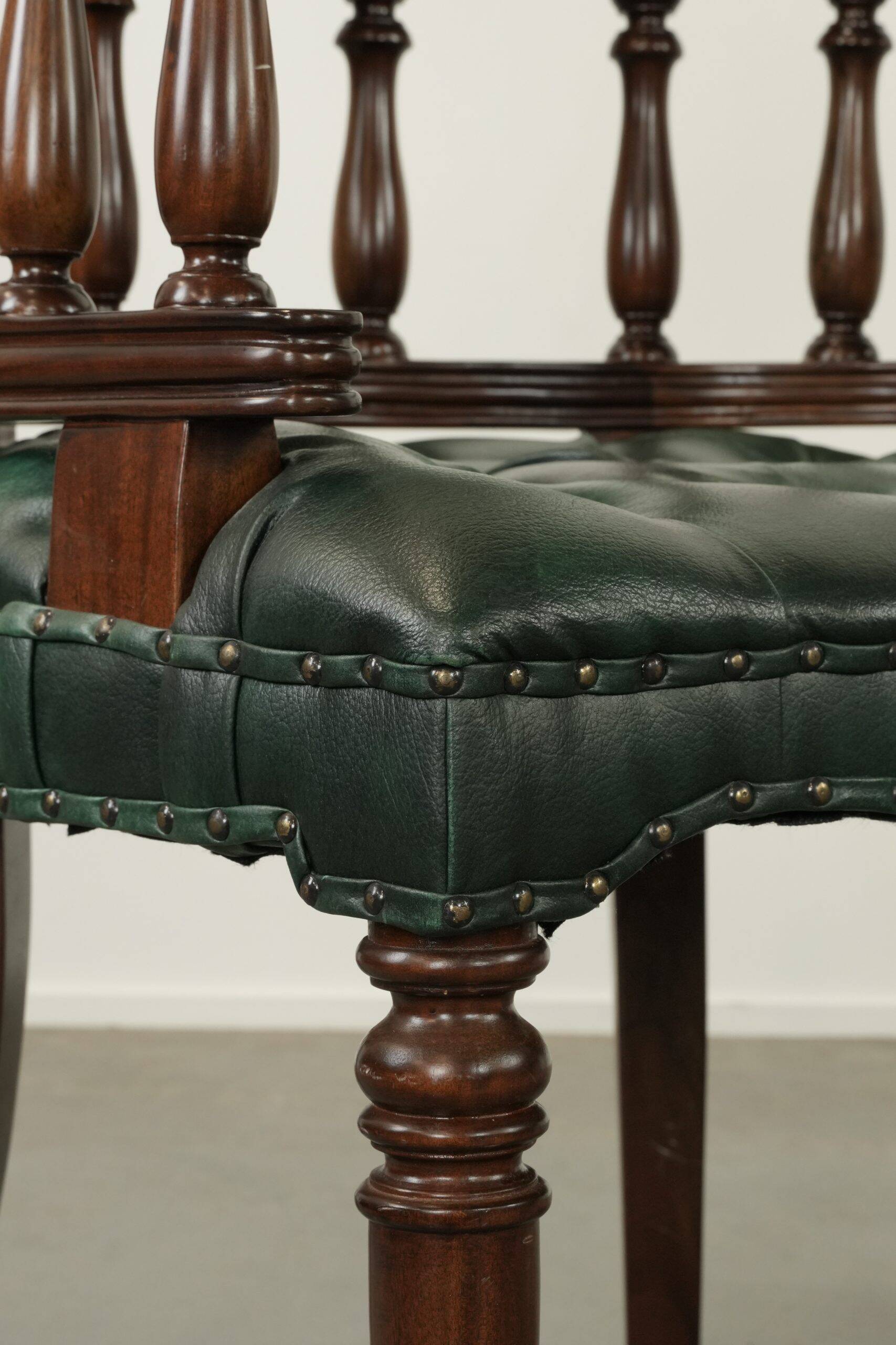 Ensemble de deux chaises de bureau Chesterfield en cuir de vachette vert de style anglais.