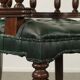 Ensemble de deux chaises de bureau Chesterfield en cuir de vachette vert de style anglais.
