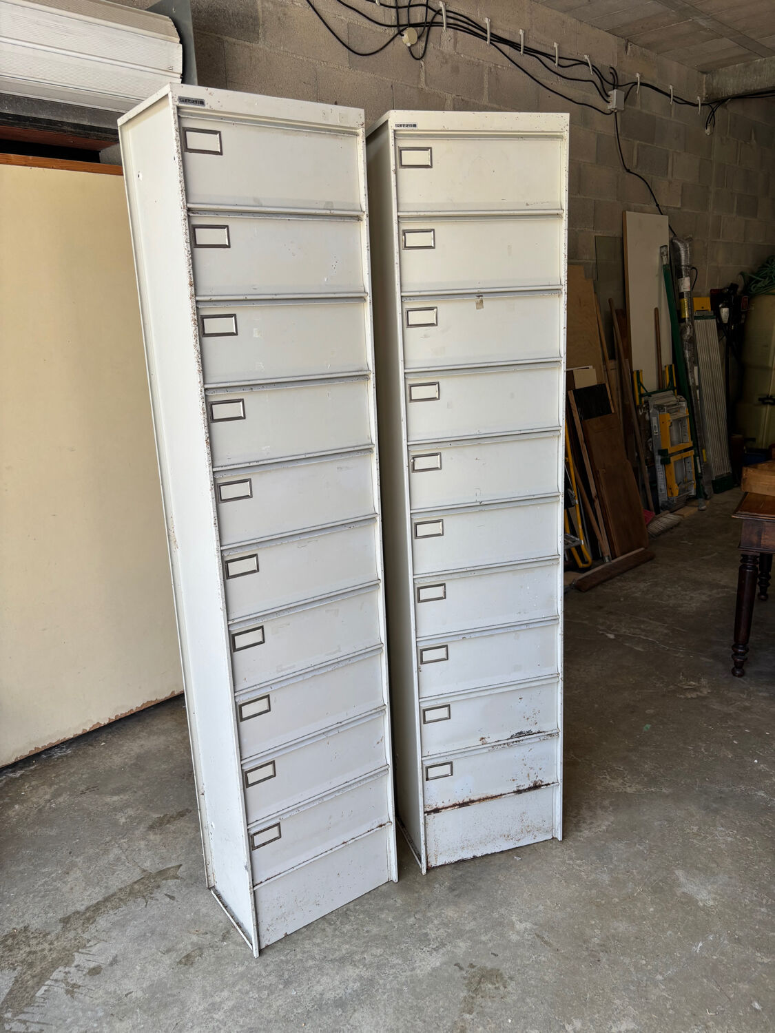 Casiers métalliques à clapets