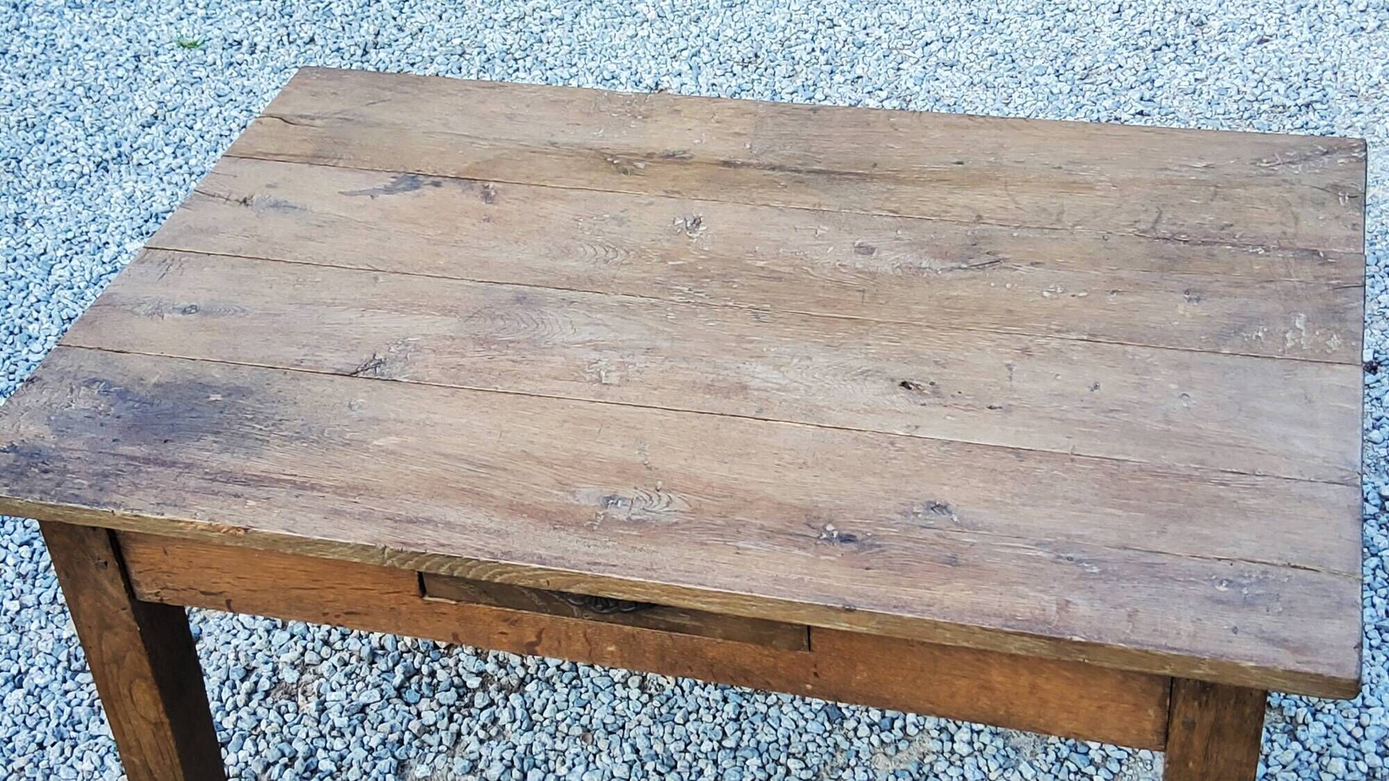 Oak farmhouse coffee table with spindle legs and one drawer, late 19th century
