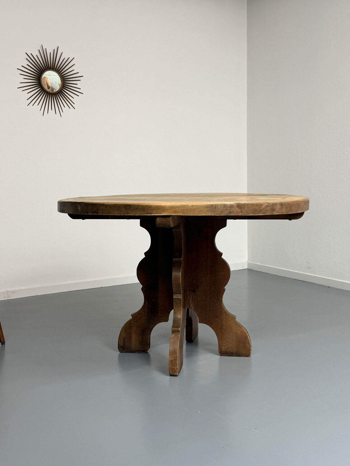 Round table in solid wood, thick top, vintage brutalist style from the 1960s.