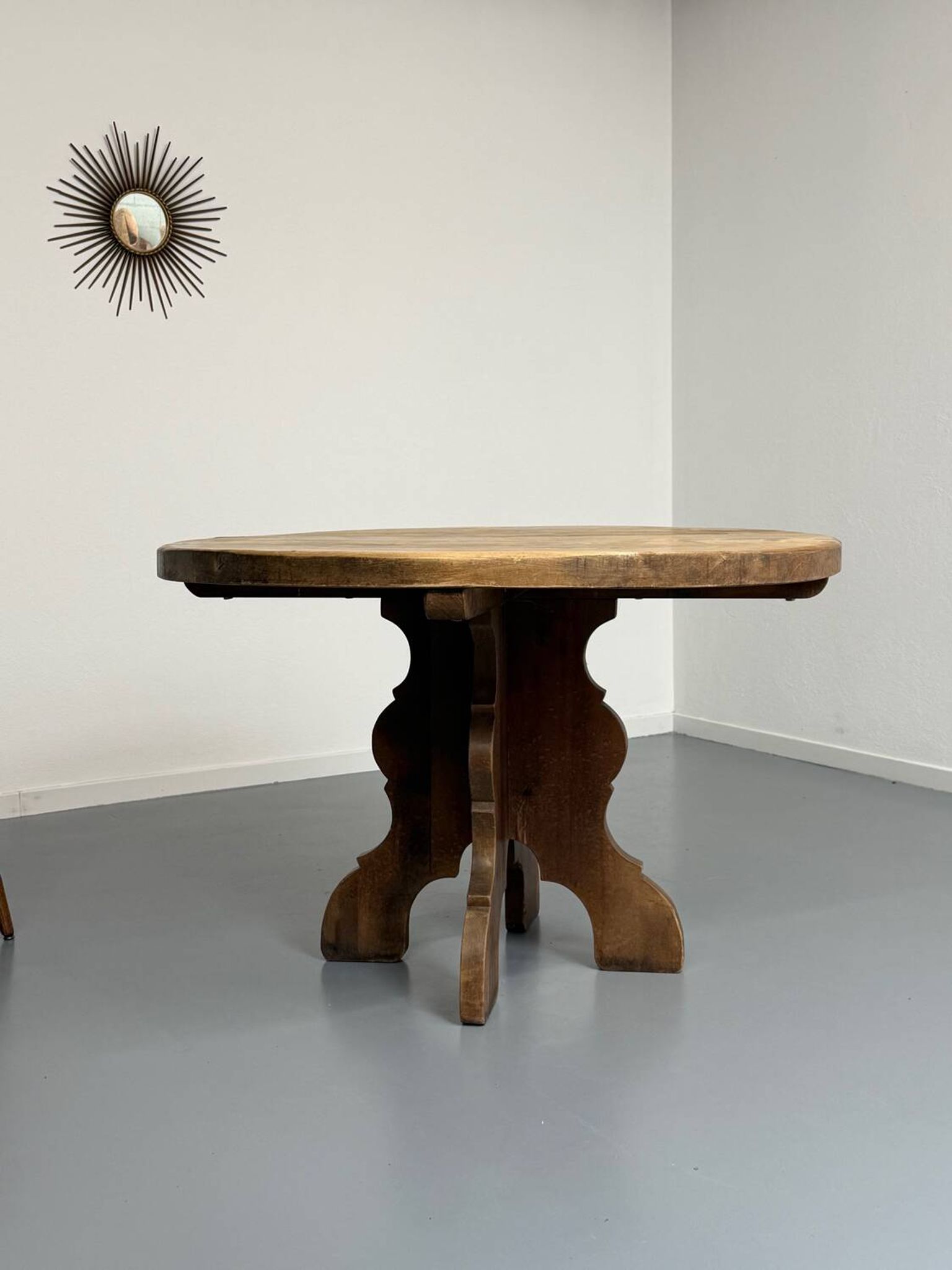 Table ronde en bois massif plateau épais style brutaliste vintage an60