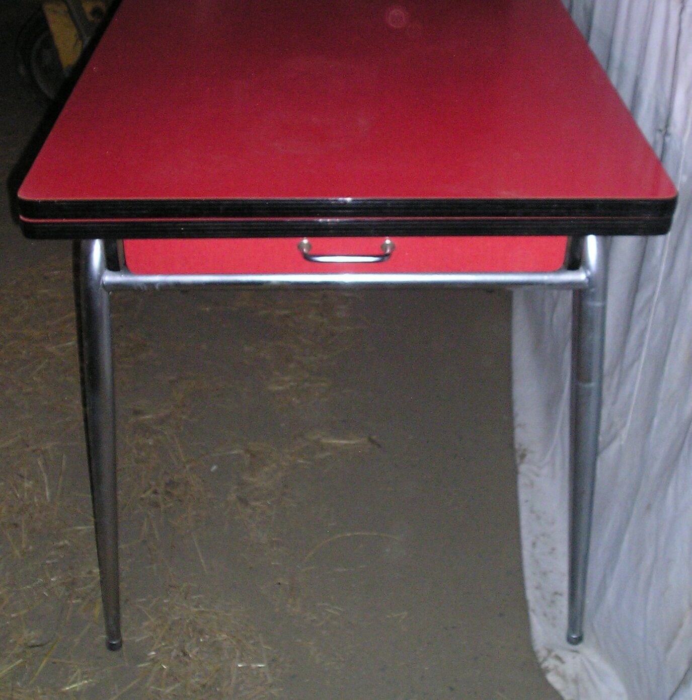 Table formica red 1970