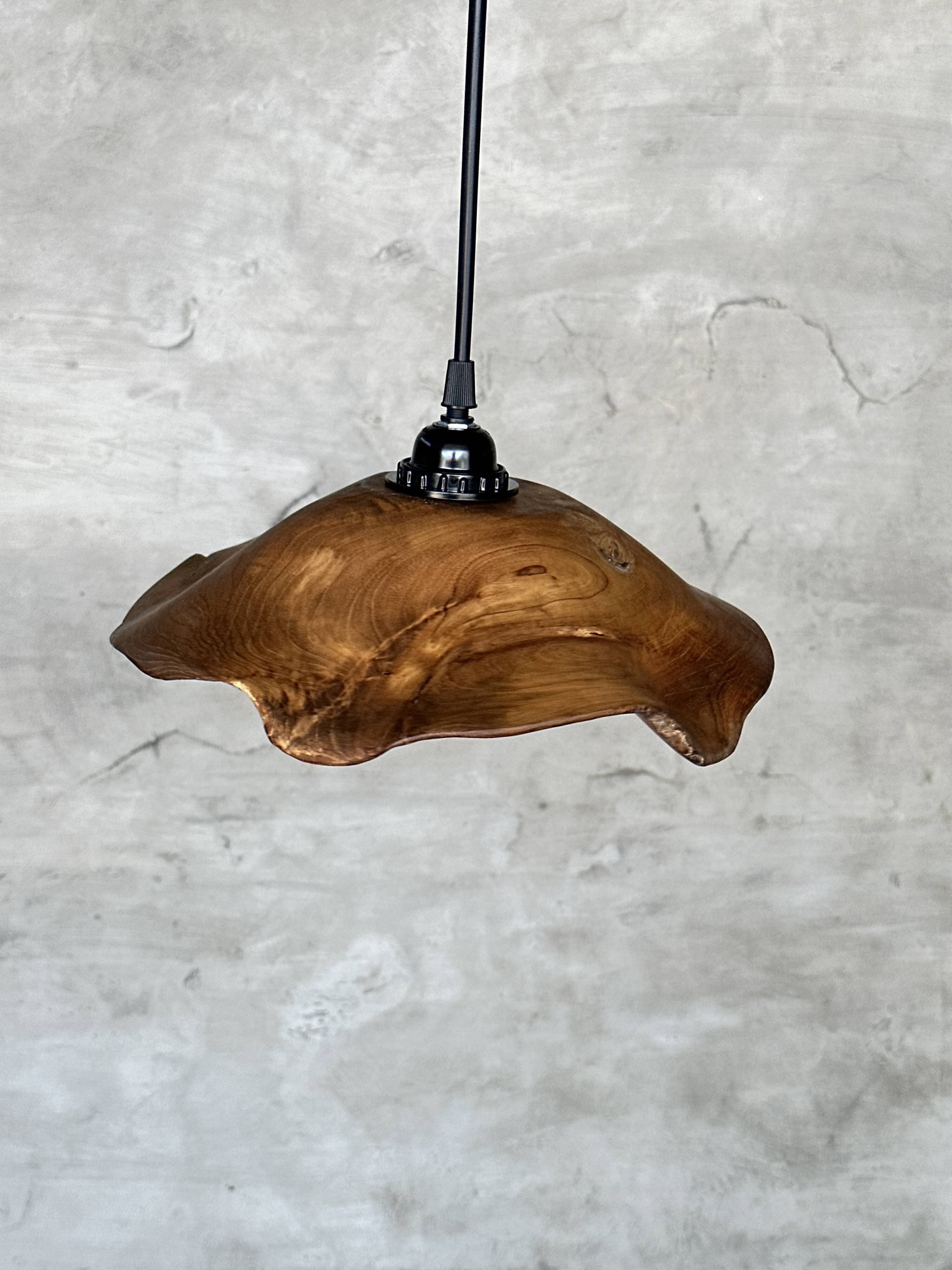 Small pendant light in corrugated teak leaf (Small D:30 H:20)