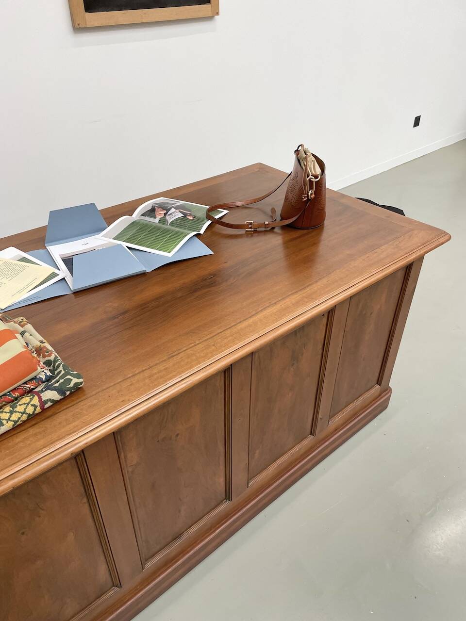 Comptoir ou bureau en noyer années 50