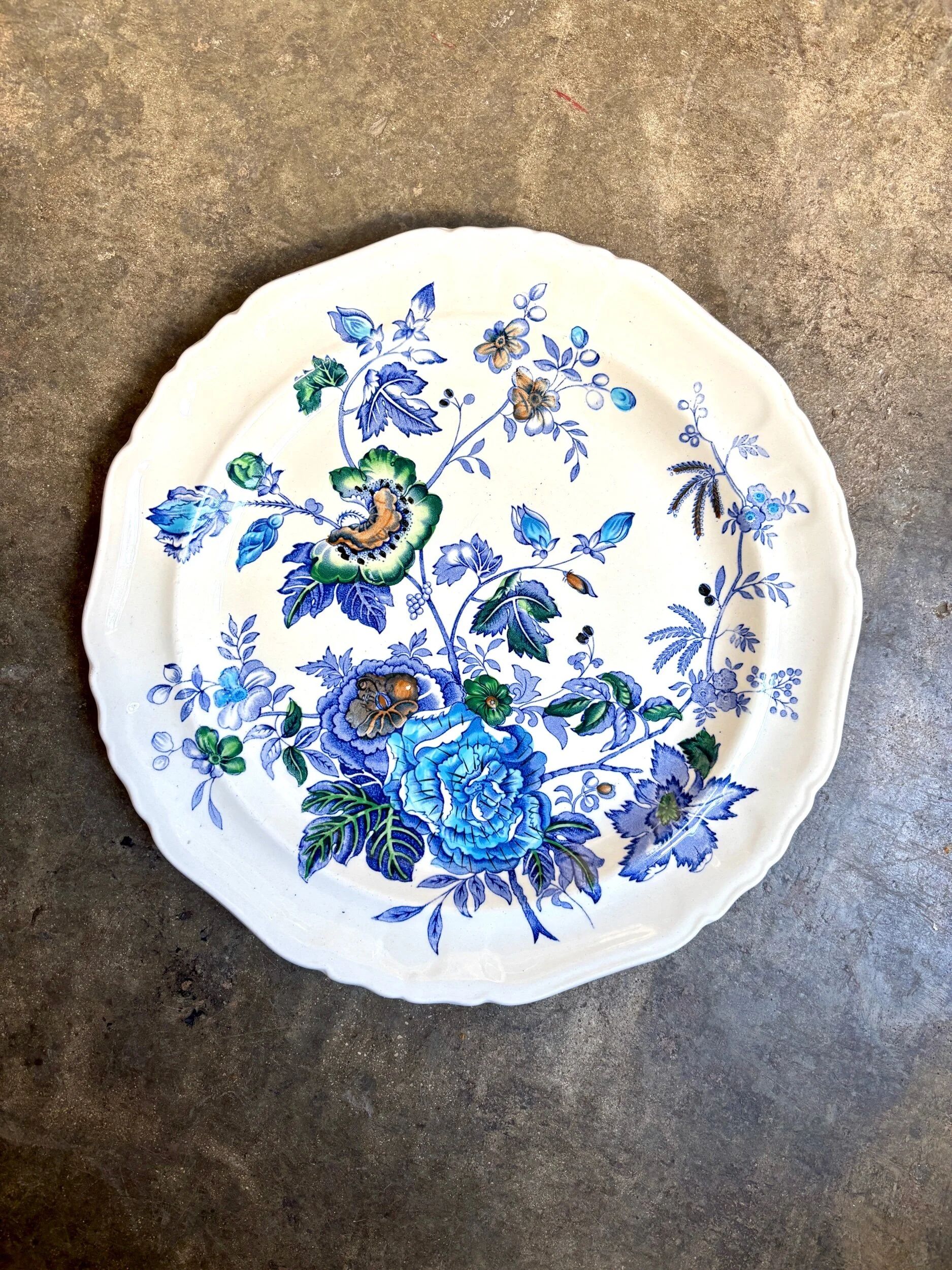 Round Mason's plate in polychrome ironstone, "Belvedere" service - early 20th century.