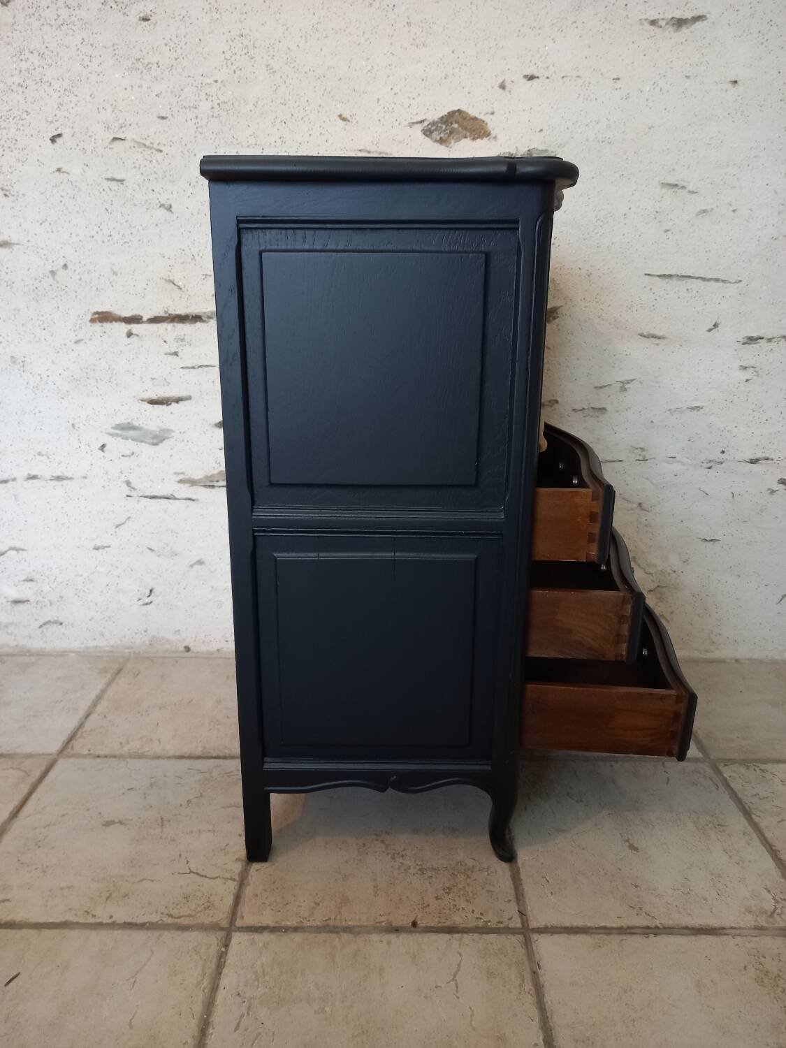 Chiffonnier en bois brut et peint en noir