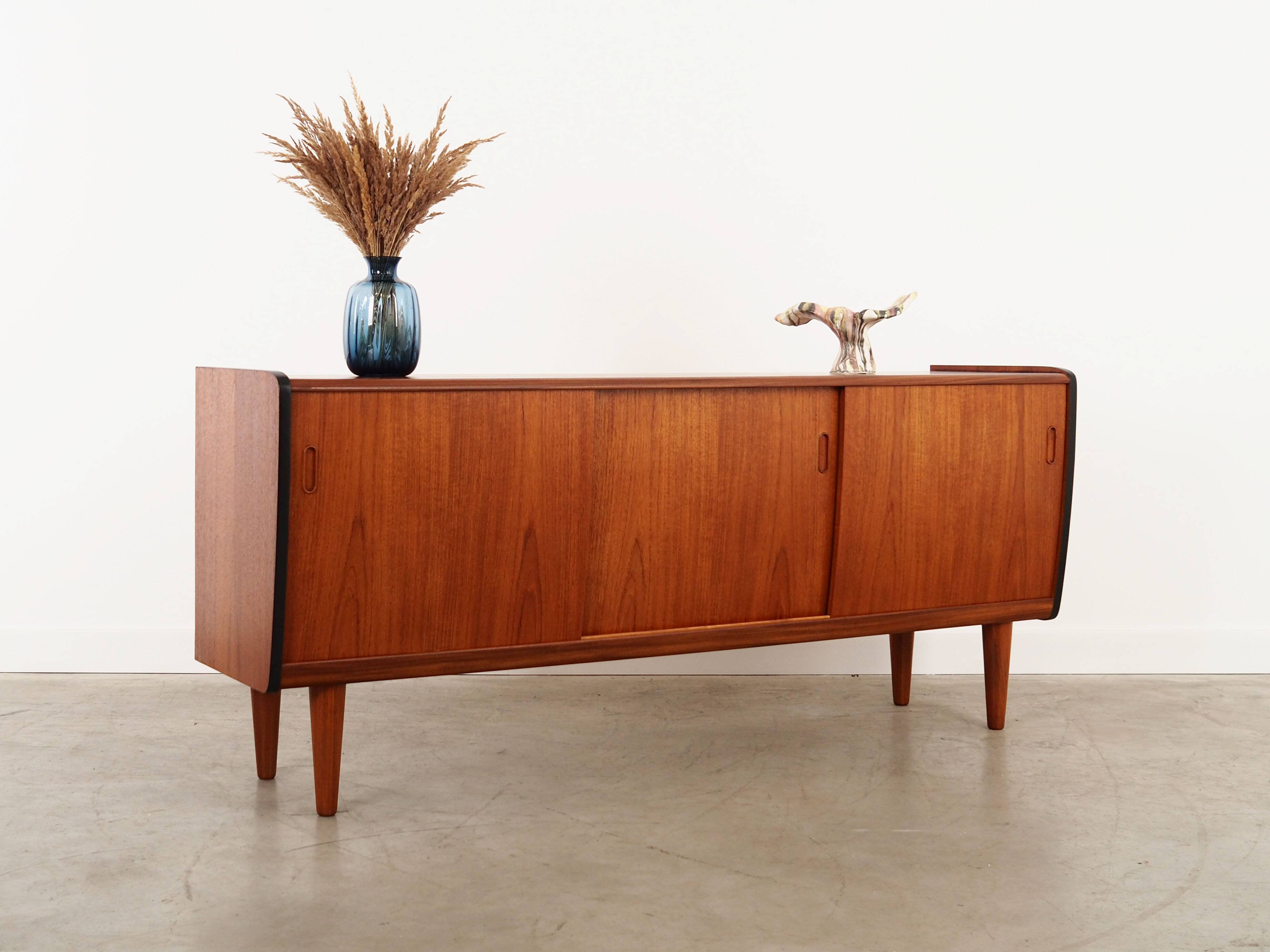 Buffet en teck, design danois, années 1970, production : Danemark