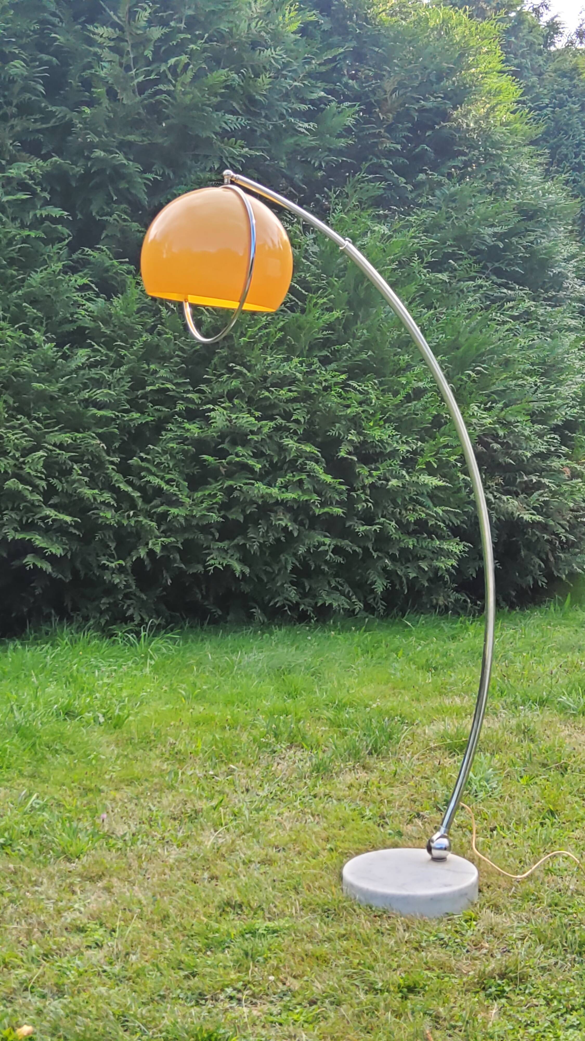 Arco telescopic design floor lamp from the 70s, marble base, chrome rod, plastic lampshade