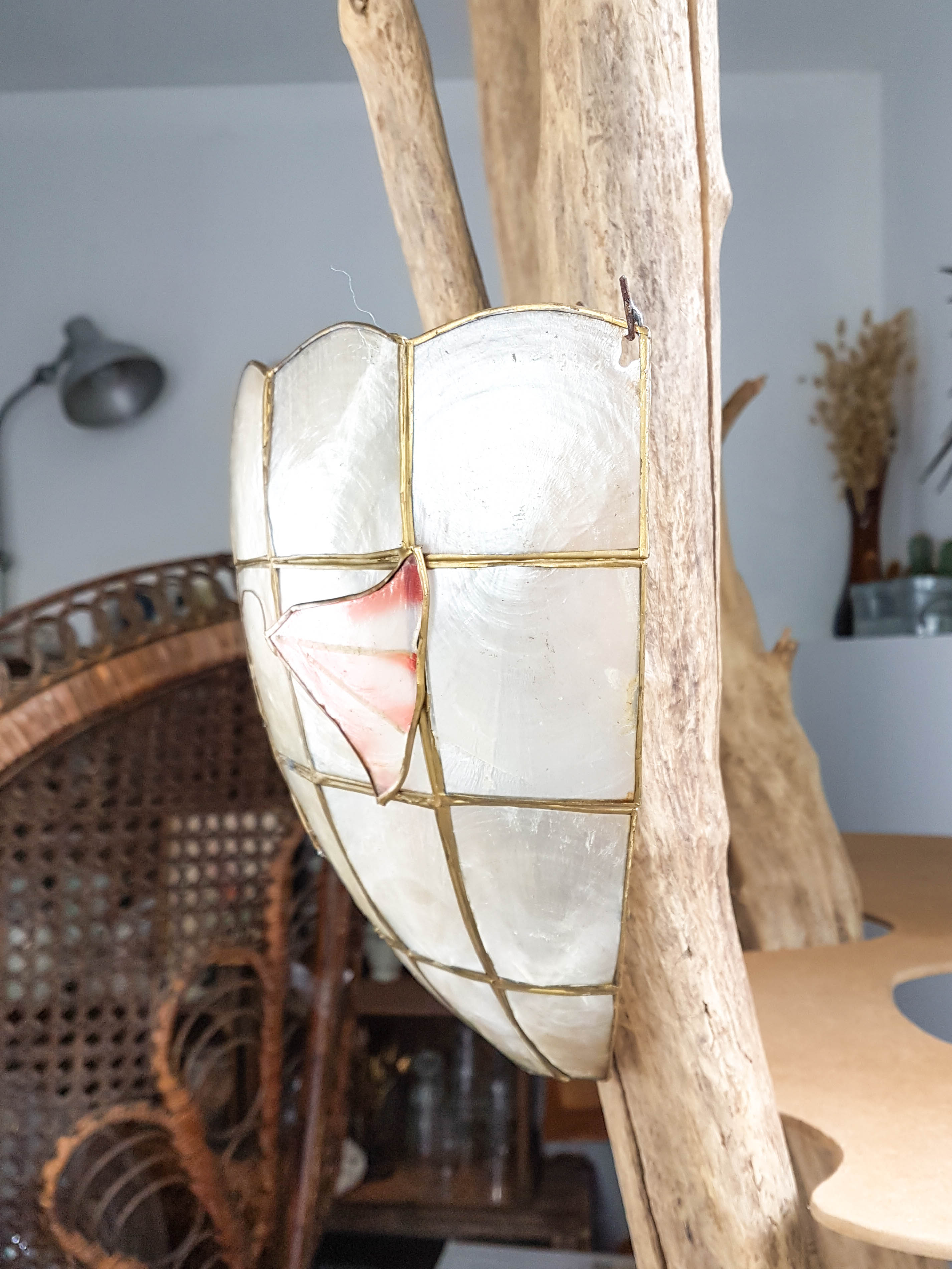 Mother-of-pearl wall lamp