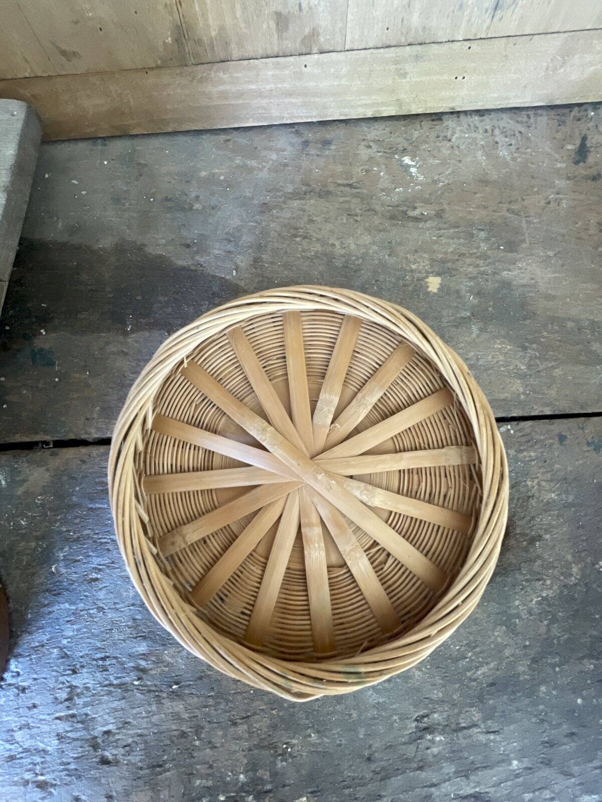 Natural fine wicker basket with a diameter of 20 cm.