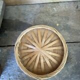 Natural fine wicker basket with a diameter of 20 cm.