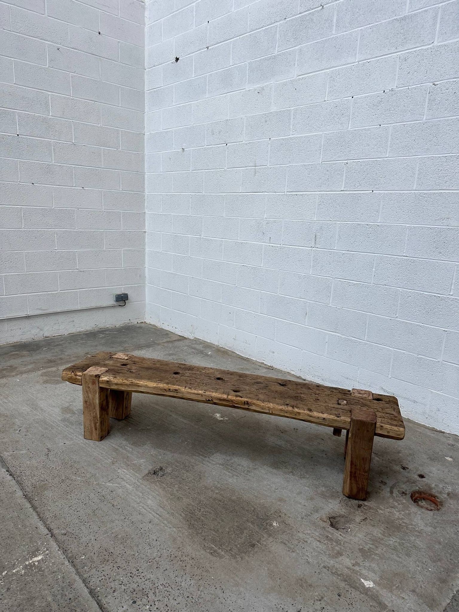 Table basse brutaliste